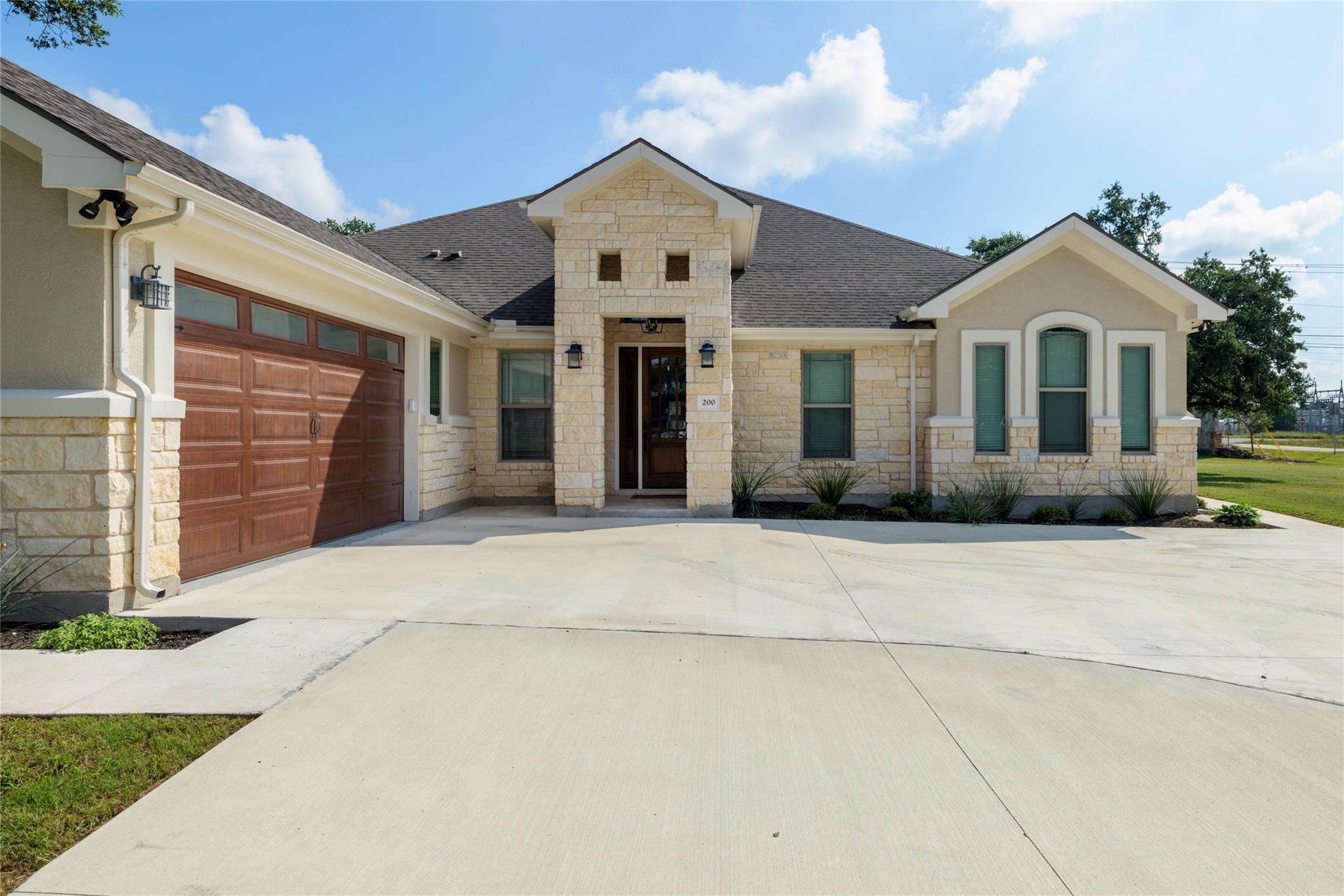 Listing photo 1 of 200  Wood Cv