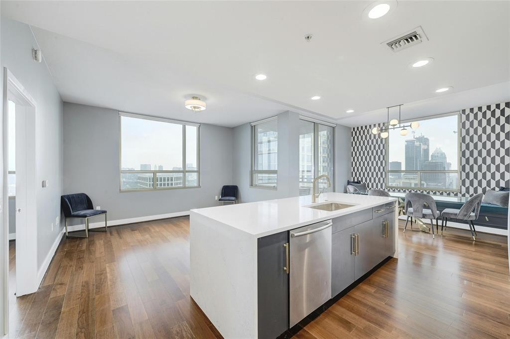 Listing photo 1 of 300  Bowie St  #2301