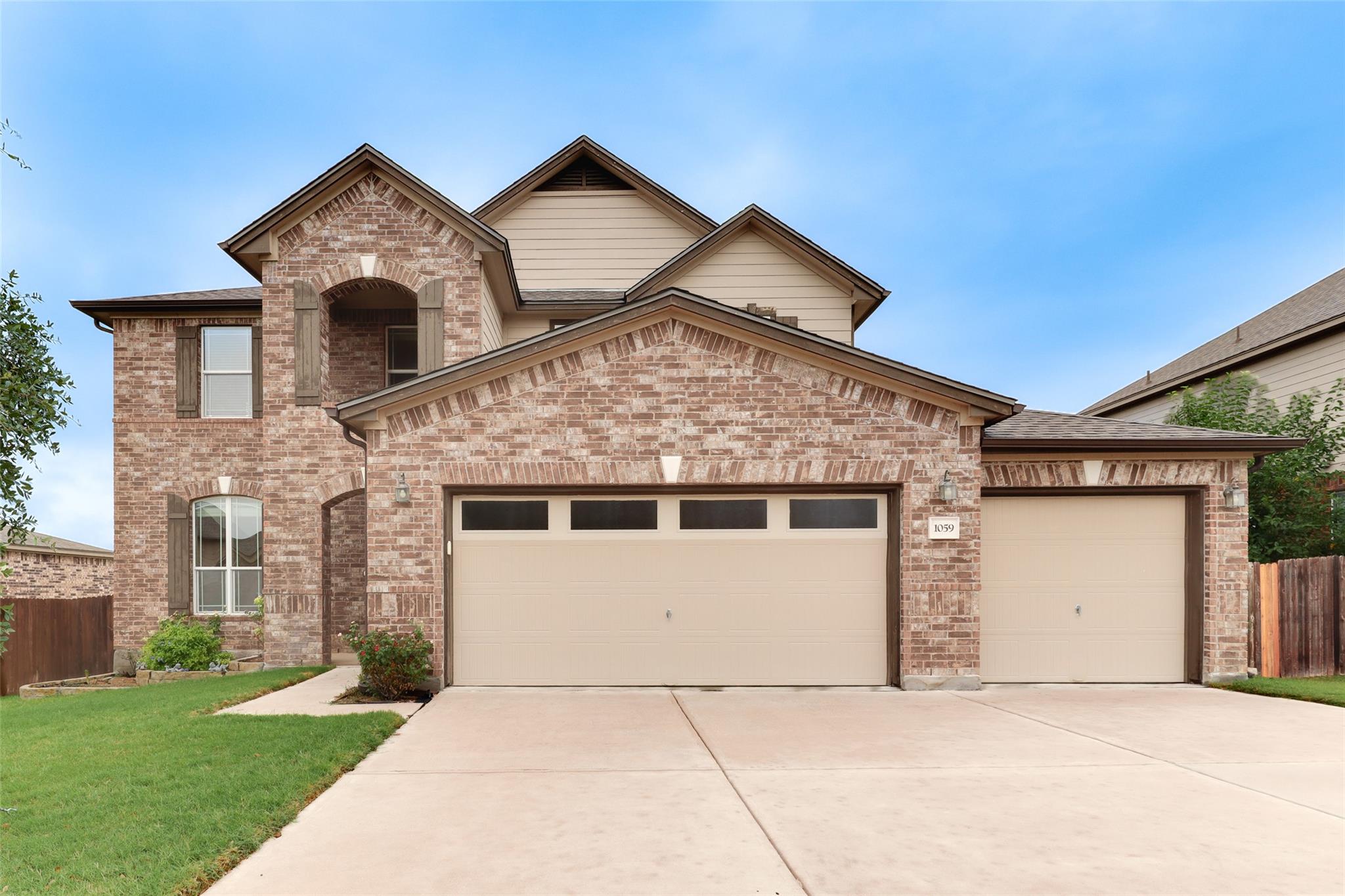 Listing photo 1 of 1059  Toltec Trl