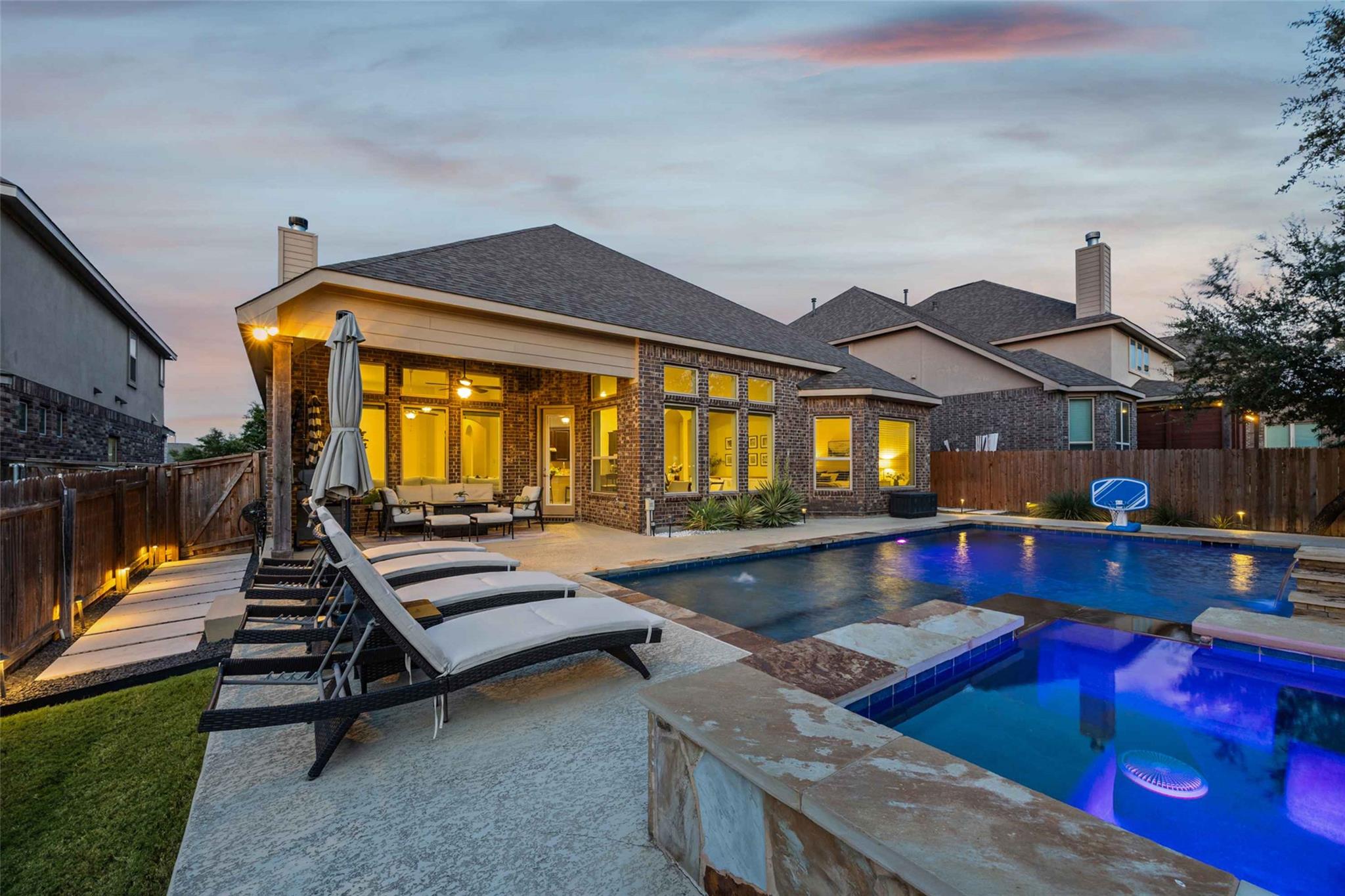Listing photo 1 of 905  Bliss Ln