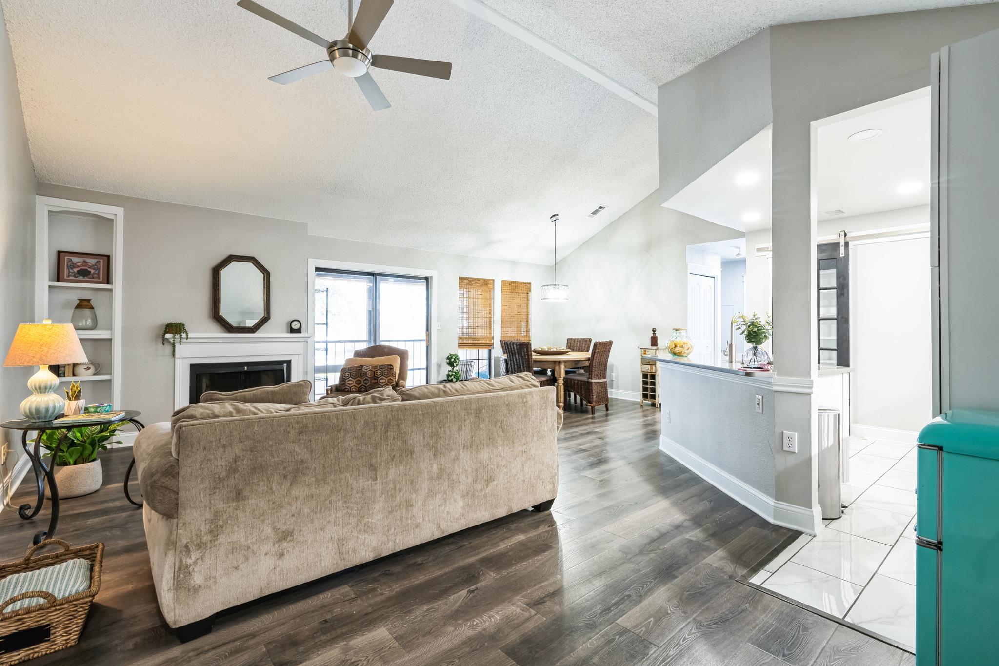 Listing photo 1 of 1202  Thorpe Ln  #406D