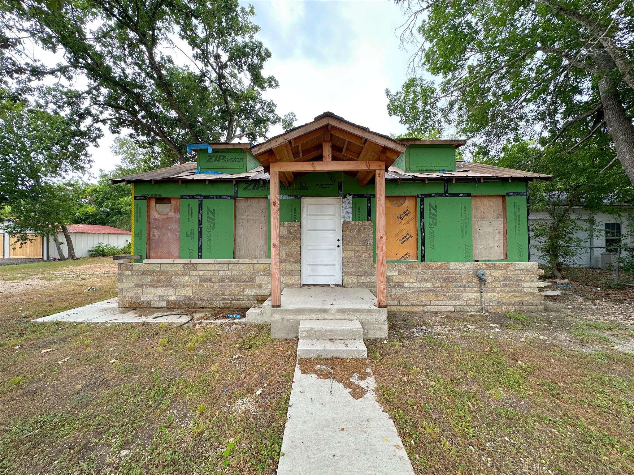 Listing photo 1 of 818  Plum St