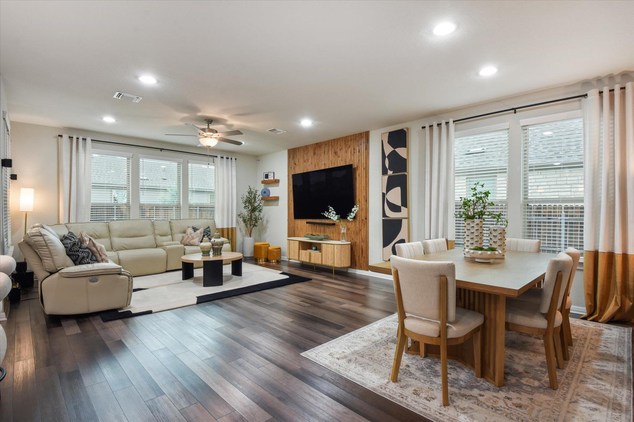 Listing photo 1 of 210  Zuma Dr