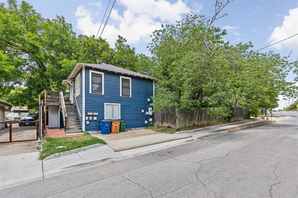 Listing photo 1 of 2102  Brackenridge St  #B