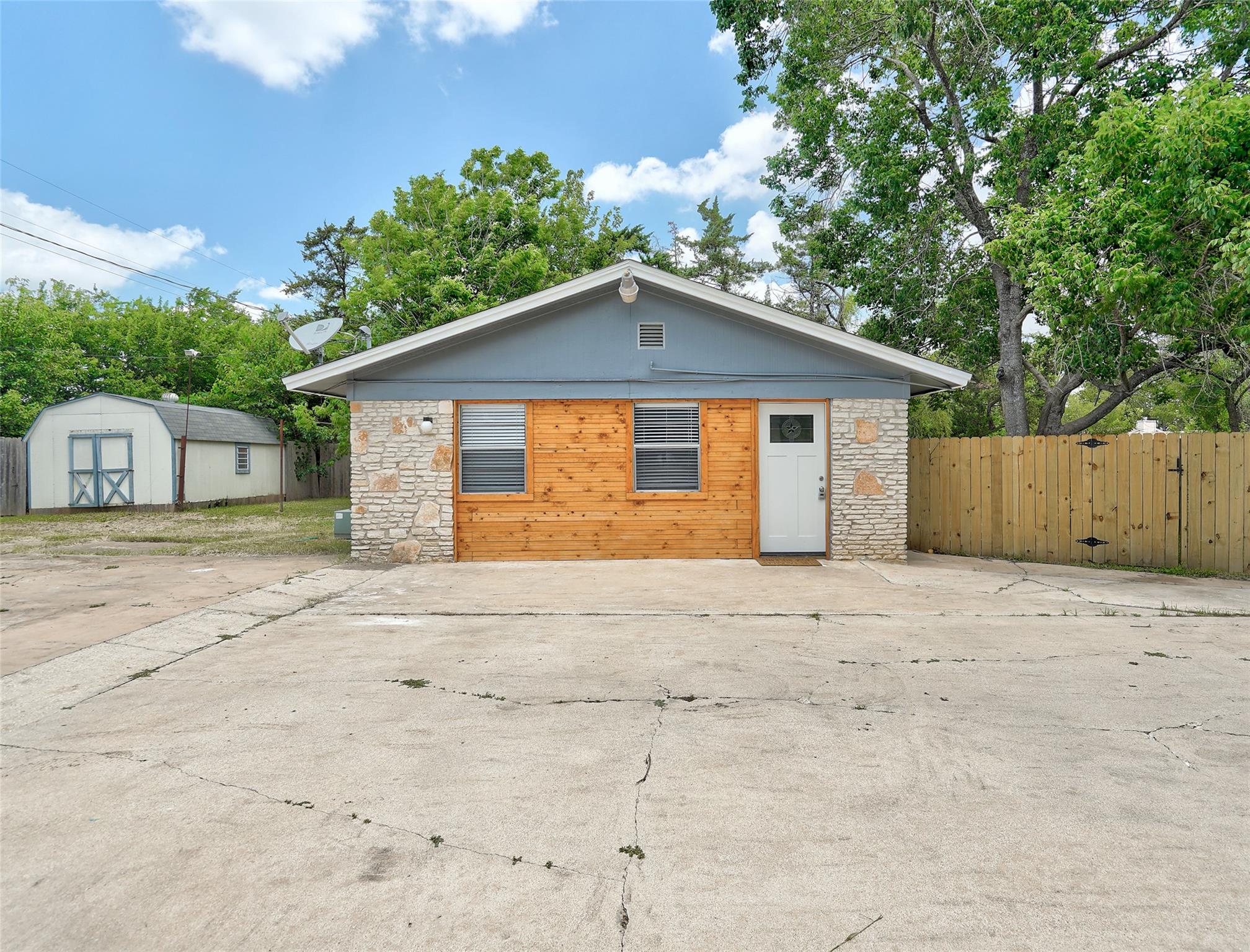 Listing photo 1 of 1806  Dixie Ln