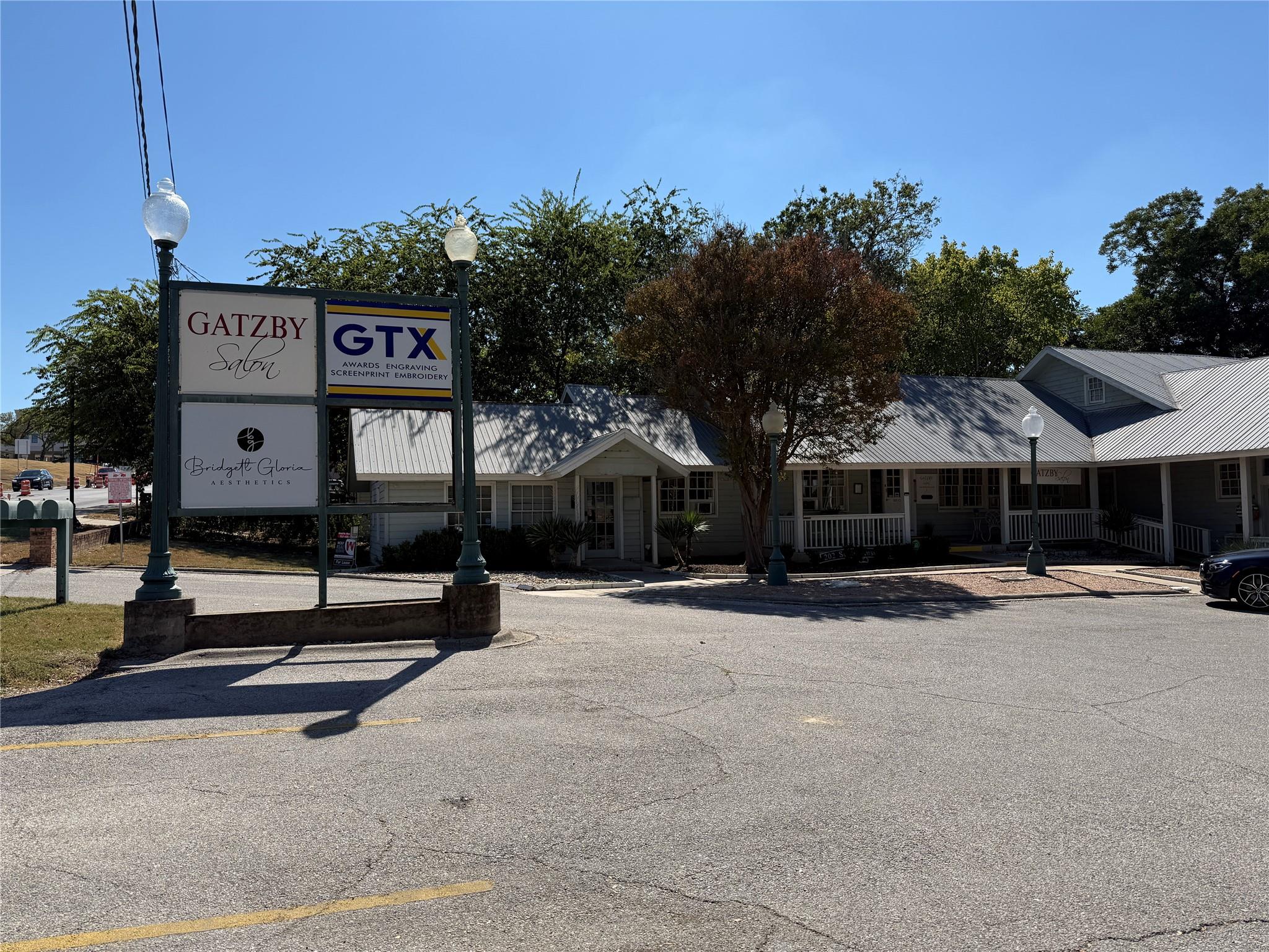 Listing photo 1 of 202 S Austin Ave  #101