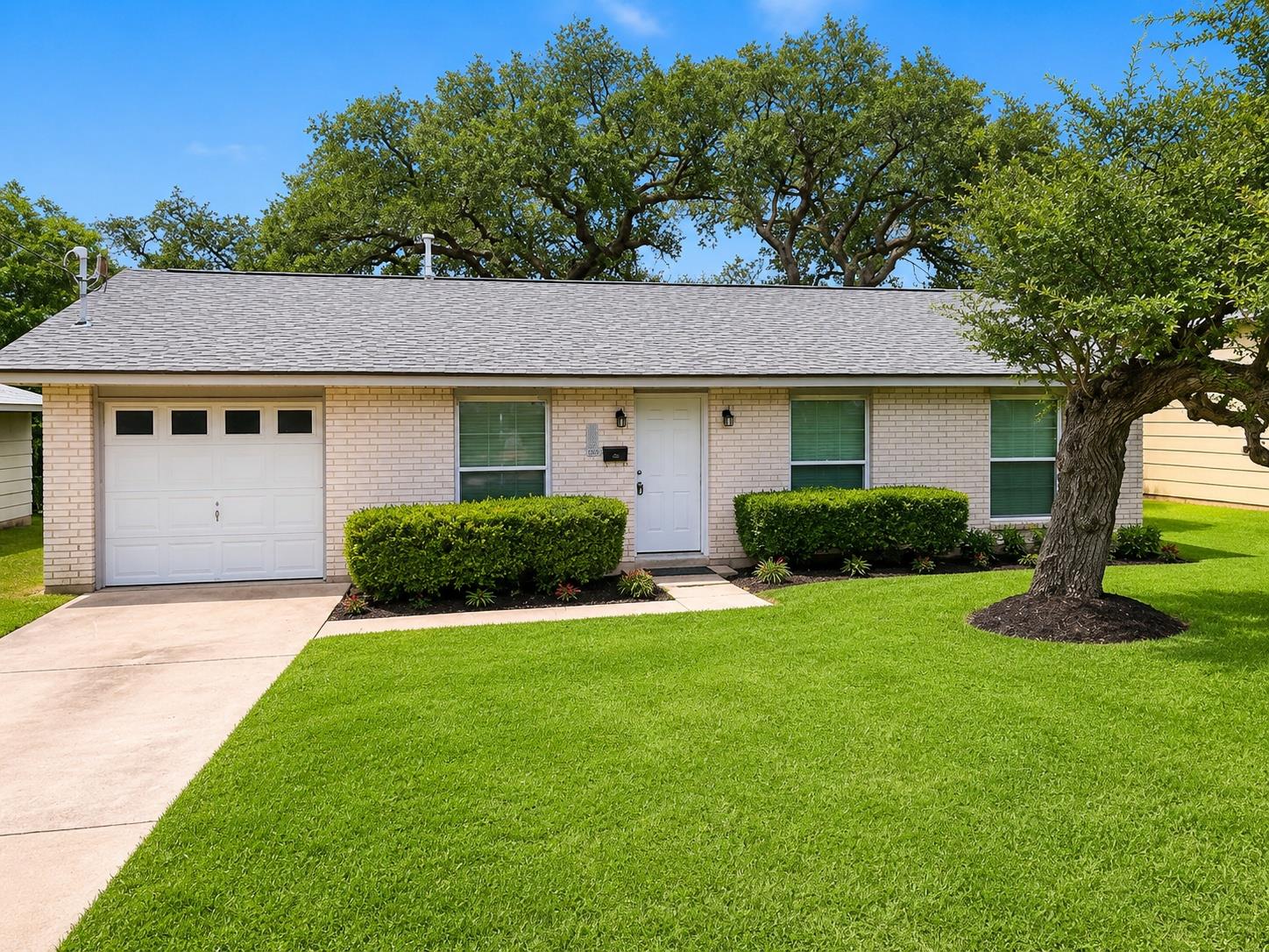 Listing photo 1 of 200  Deen Ave