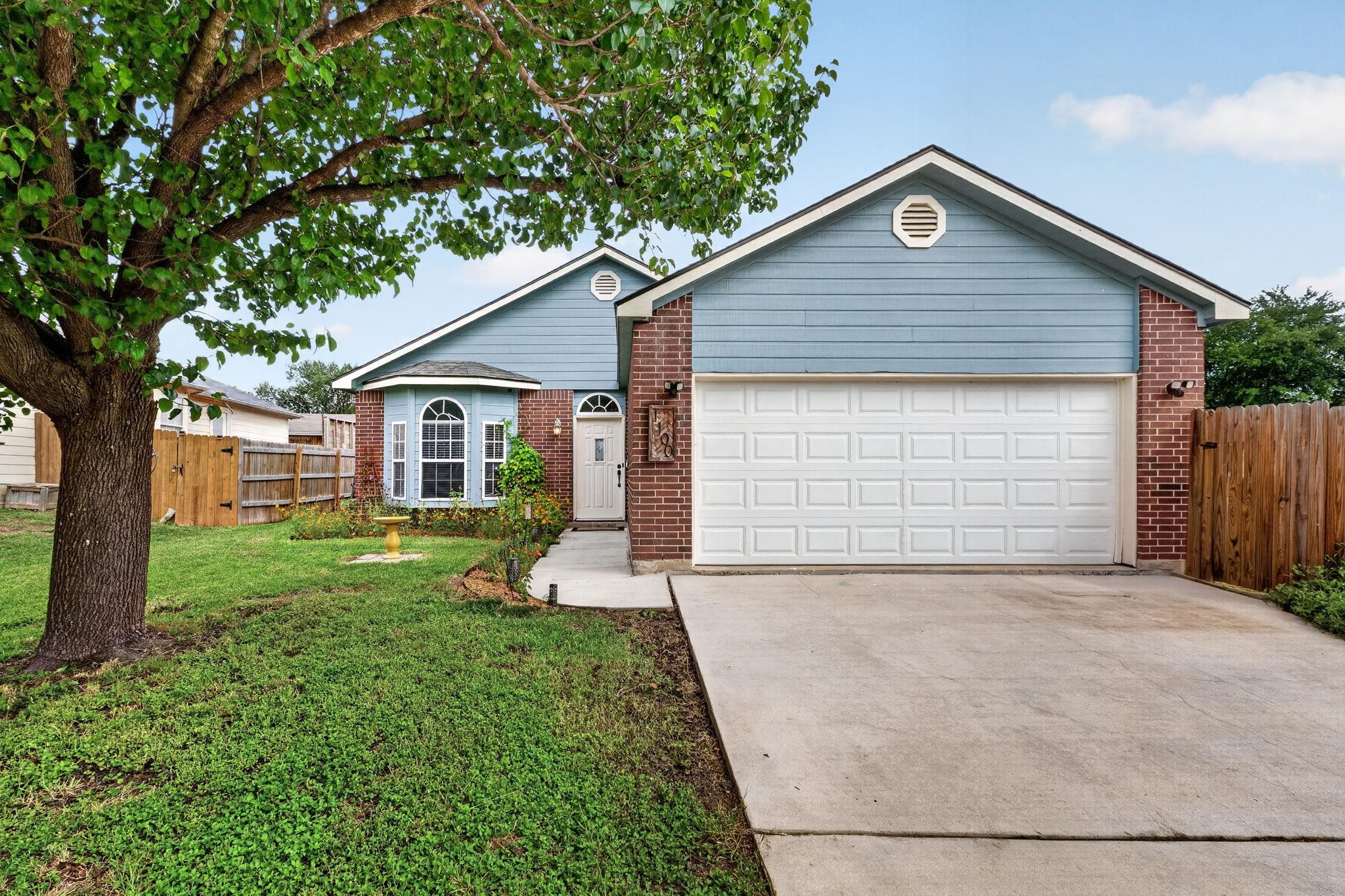 Listing photo 1 of 1100  Mira Loma Ln