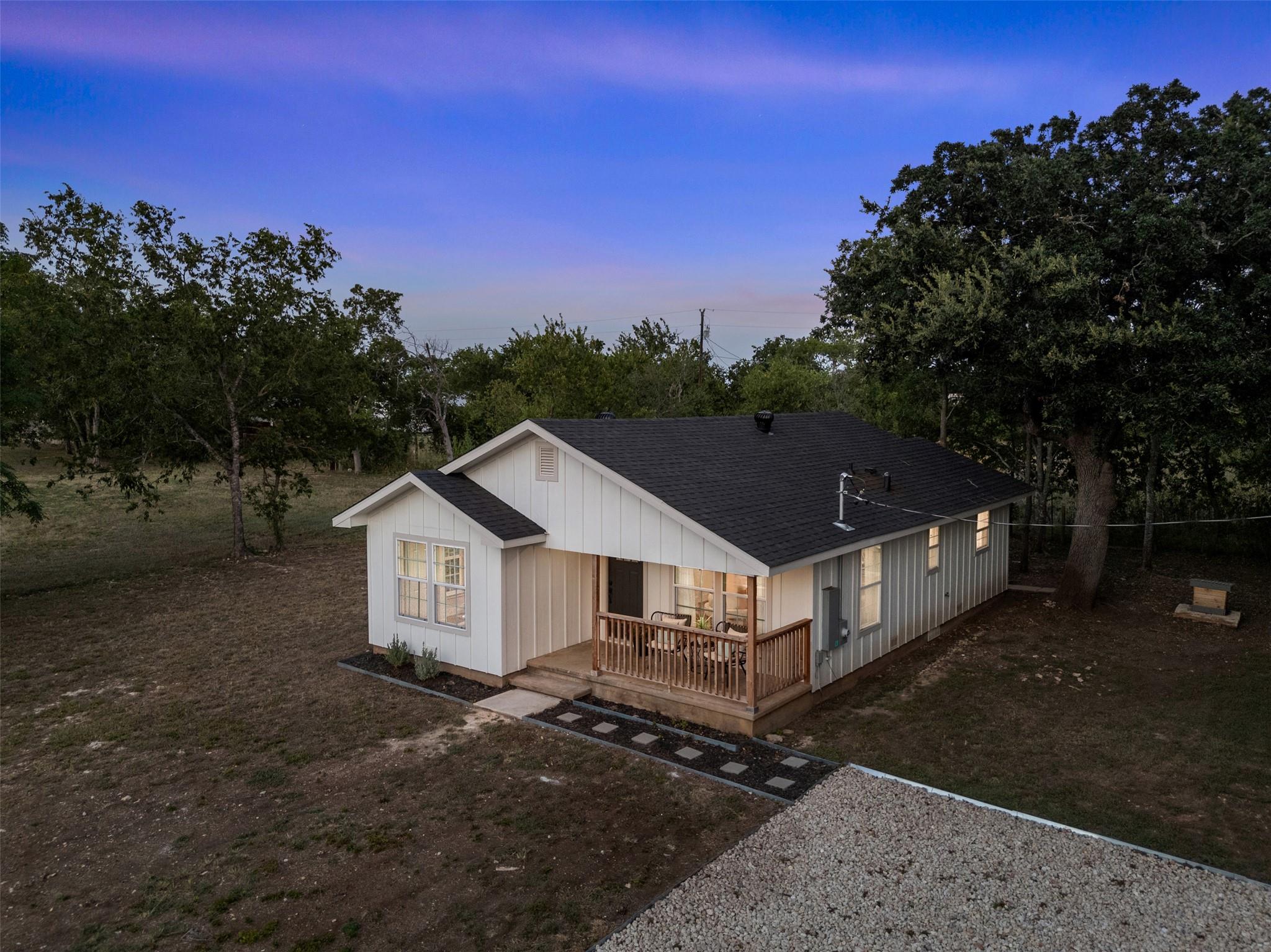 Listing photo 1 of 107  Russell St