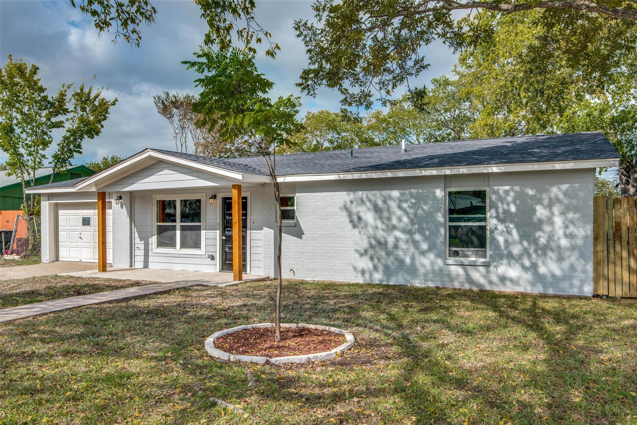 Listing photo 1 of 500  Lockwood St