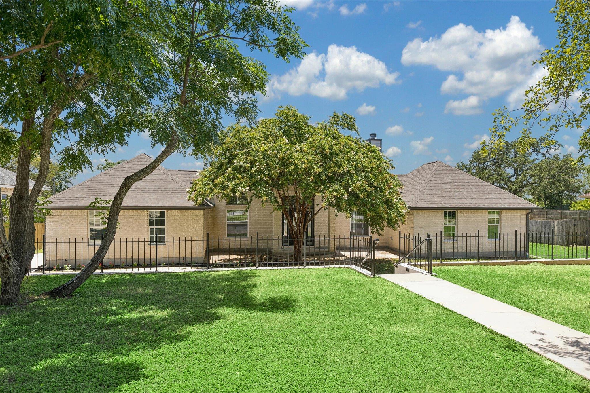 Listing photo 1 of 321  Quarry Springs Dr