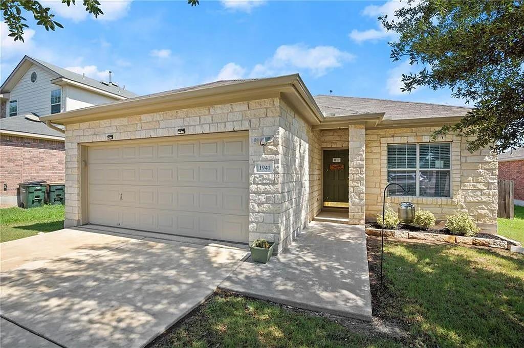 Listing photo 1 of 1941  Amberwood Loop