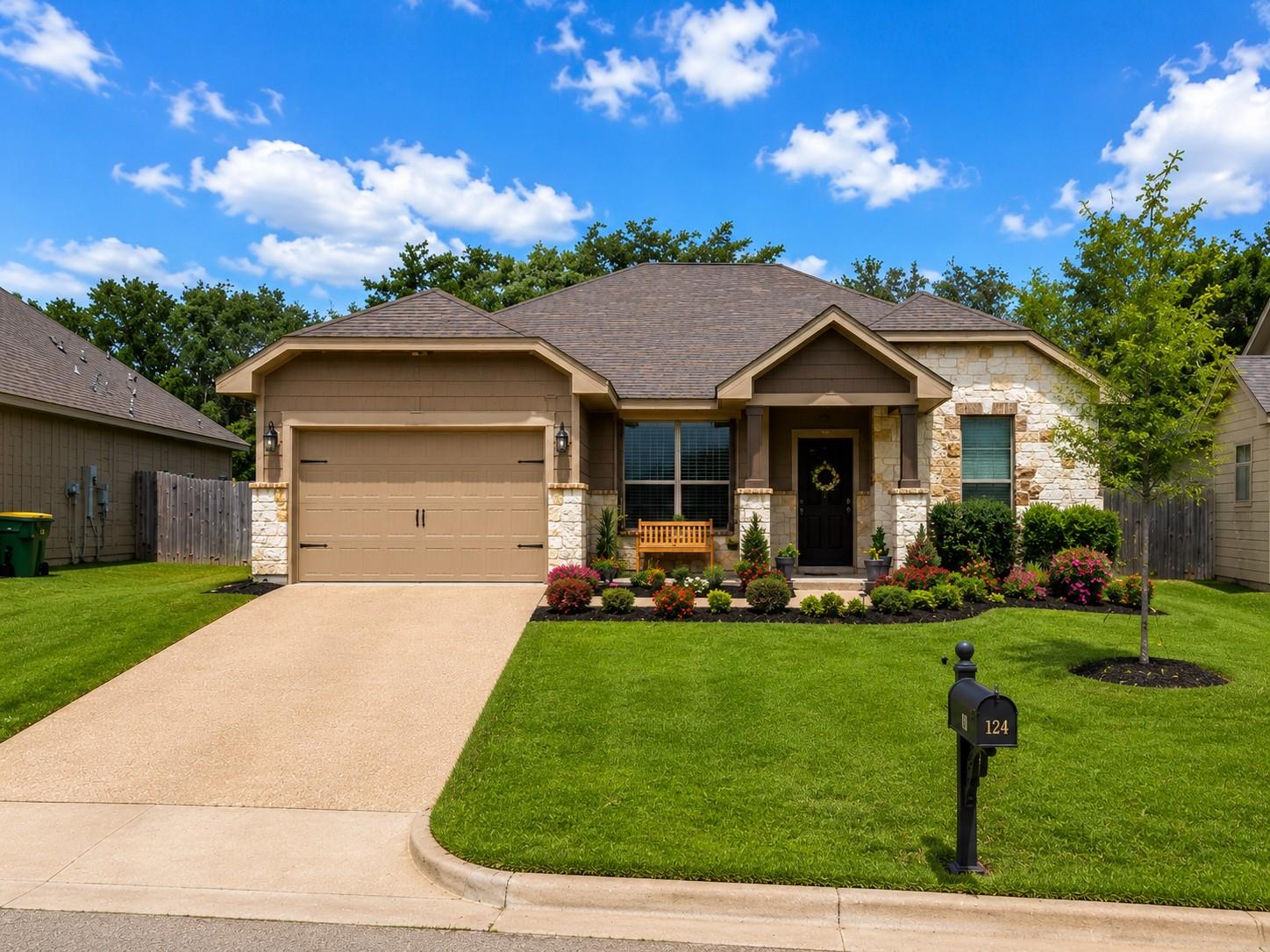 Foto del anuncio 1 de 124  Flat Creek Dr