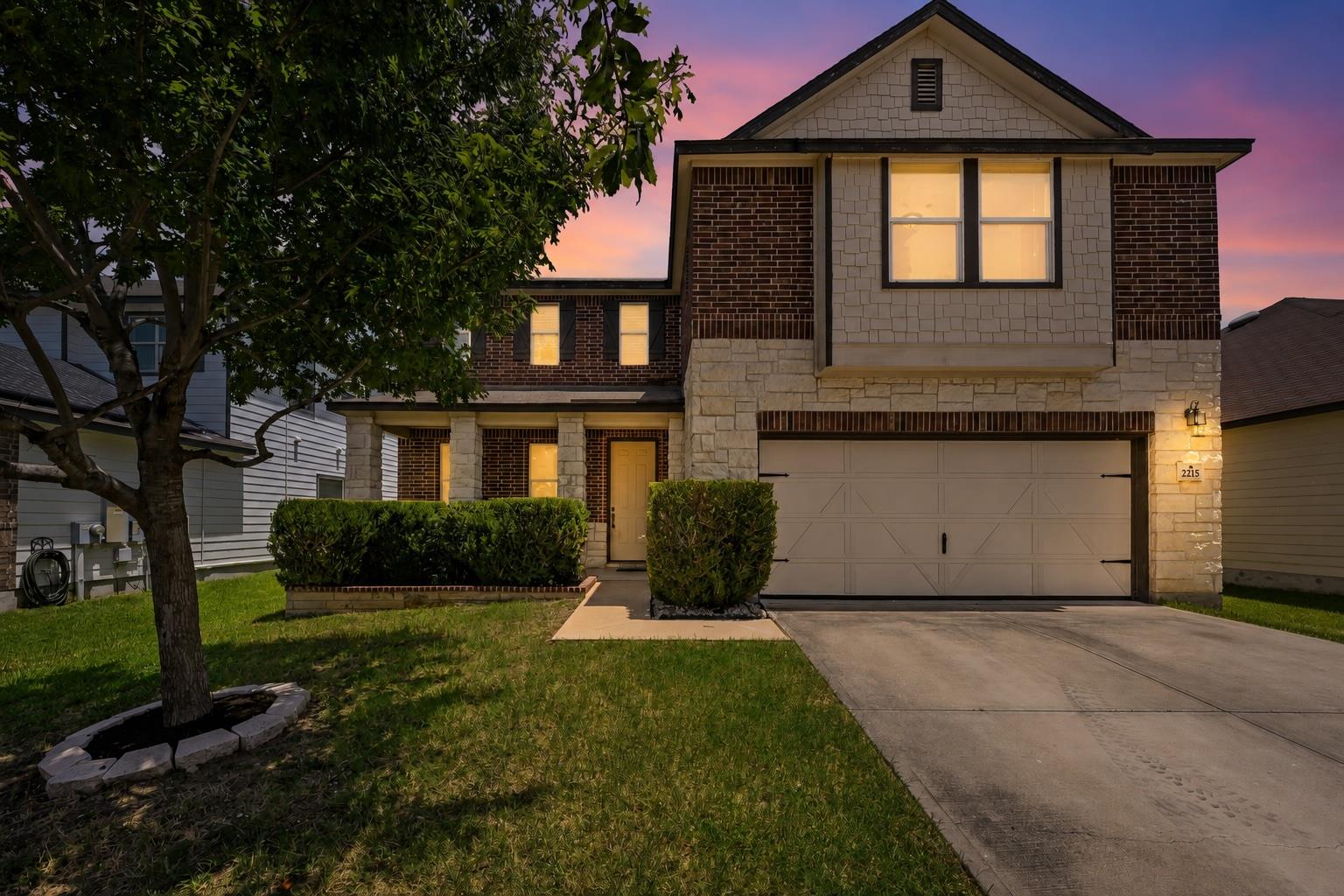 Listing photo 1 of 2215  McCombs St