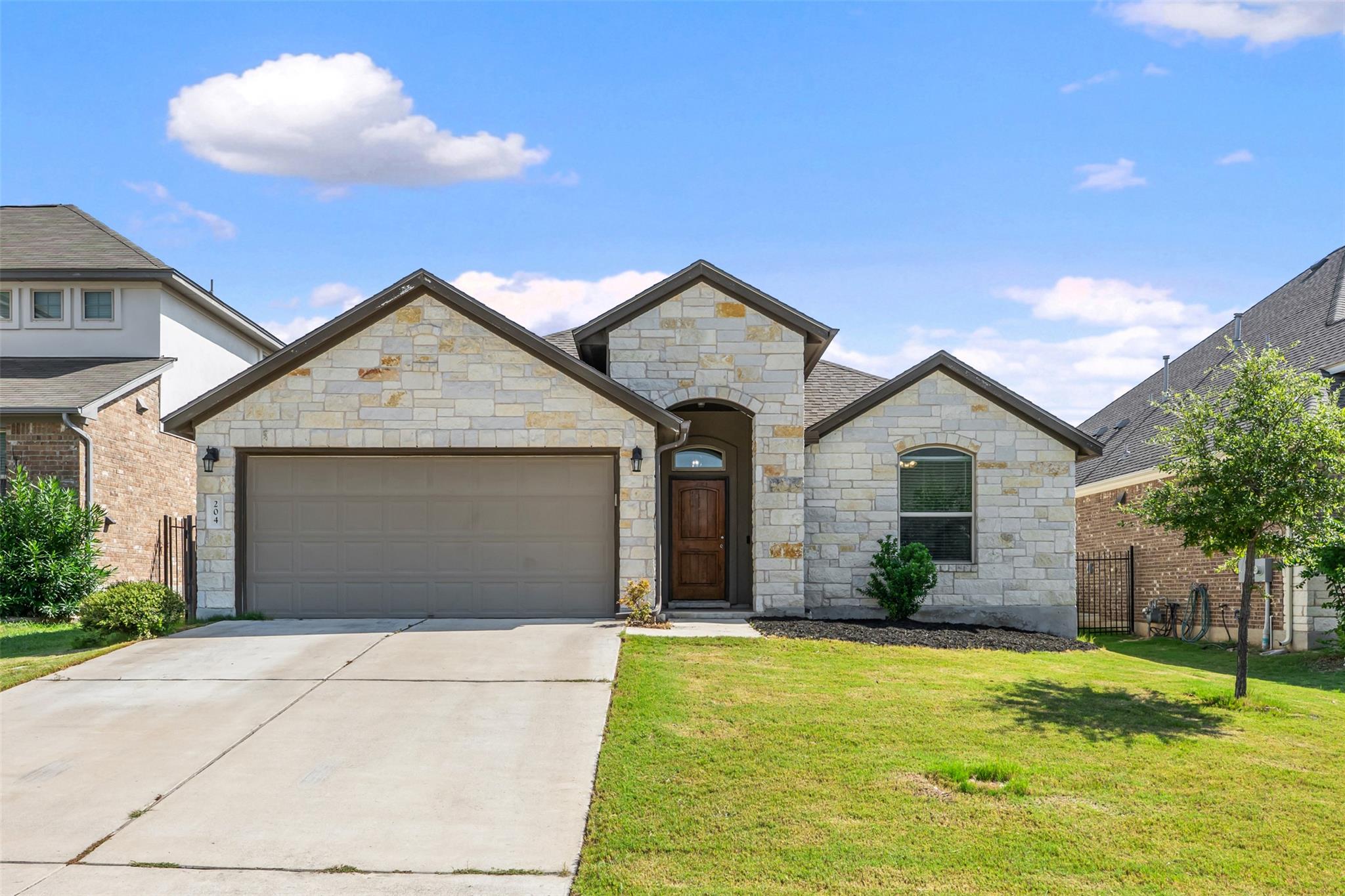 Listing photo 1 of 204  Lambert St