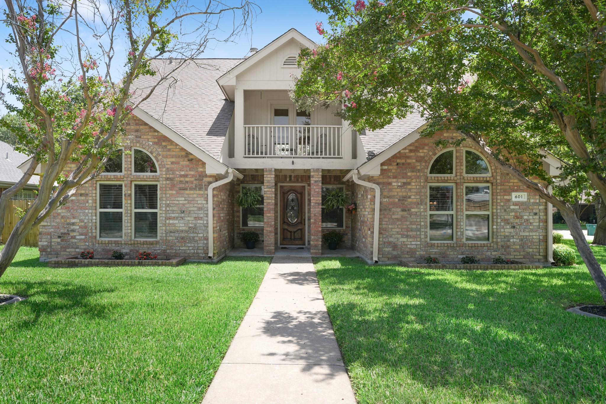 Listing photo 1 of 601  Maplewood Cir