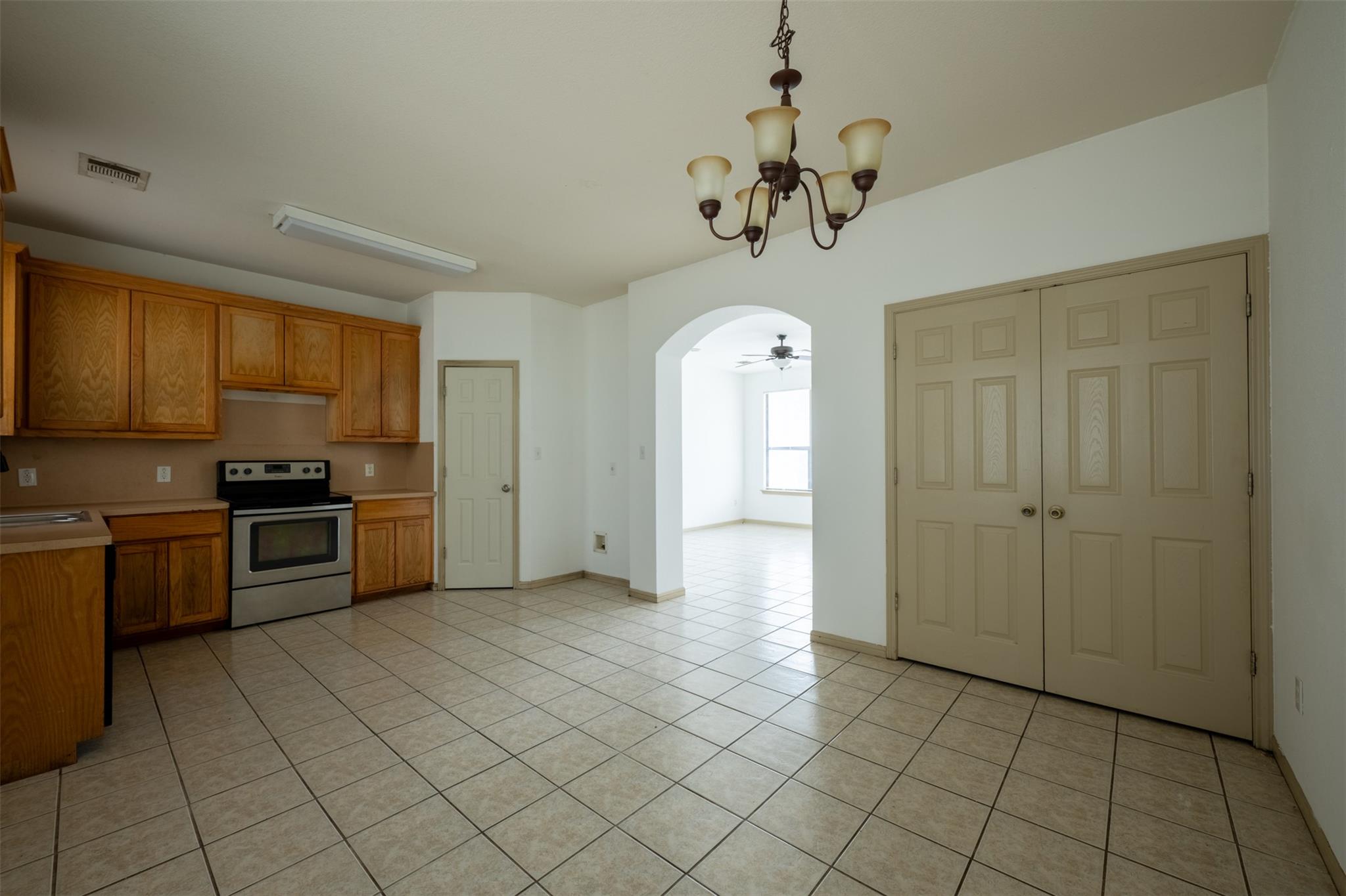 Listing photo 1 of 8901  Parkfield Dr