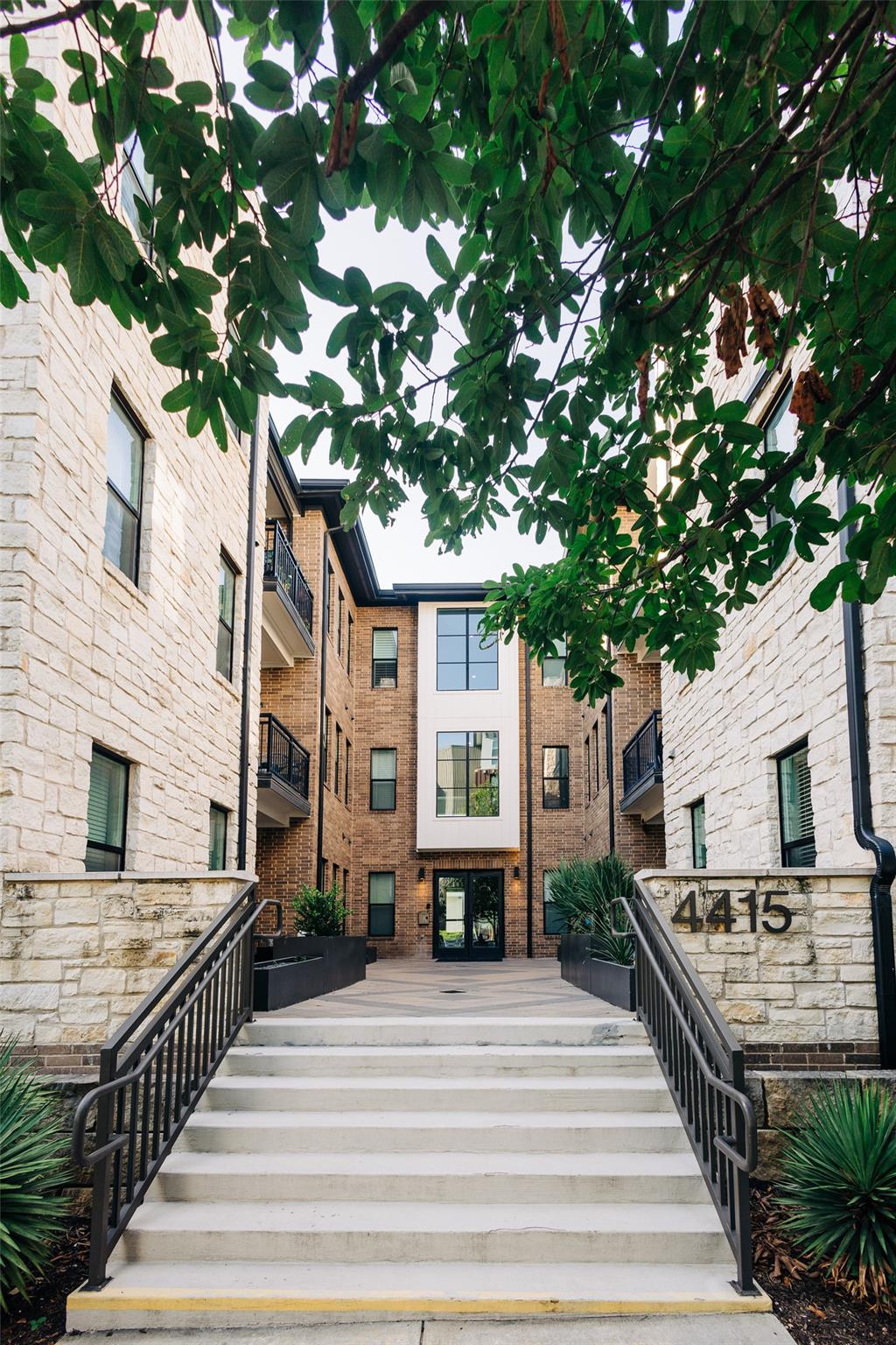 Ảnh nhà đang rao bán 1 của 4415  Jackson Ave  #4306