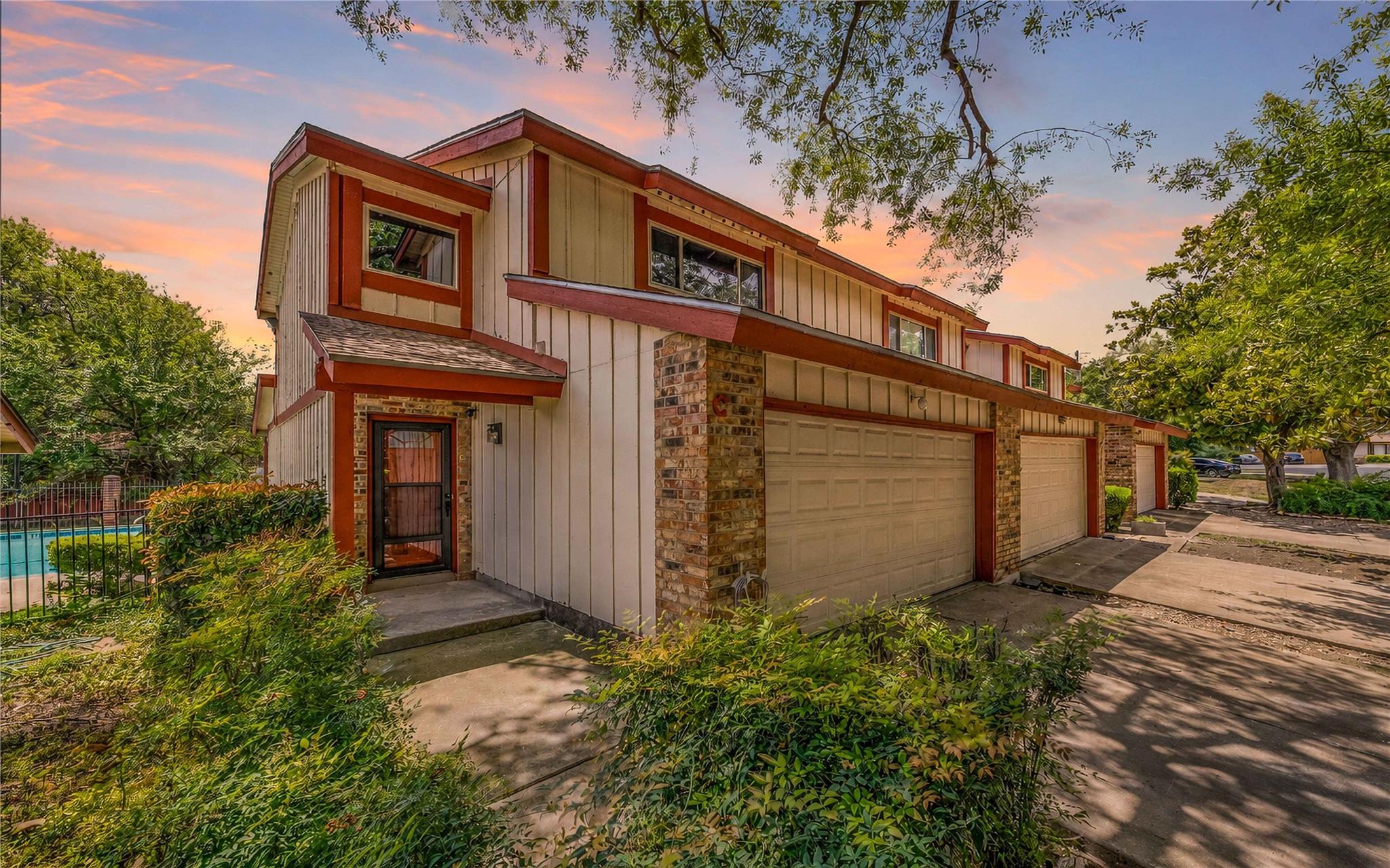 Listing photo 1 of 8903  Trone Cir  #C