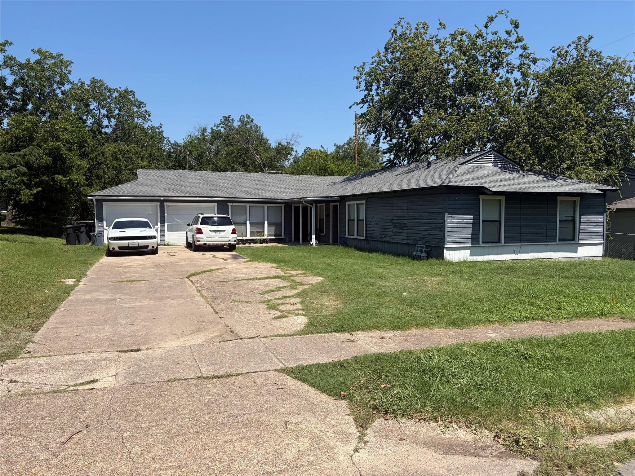 A classic ranch-style residence featuring a promi