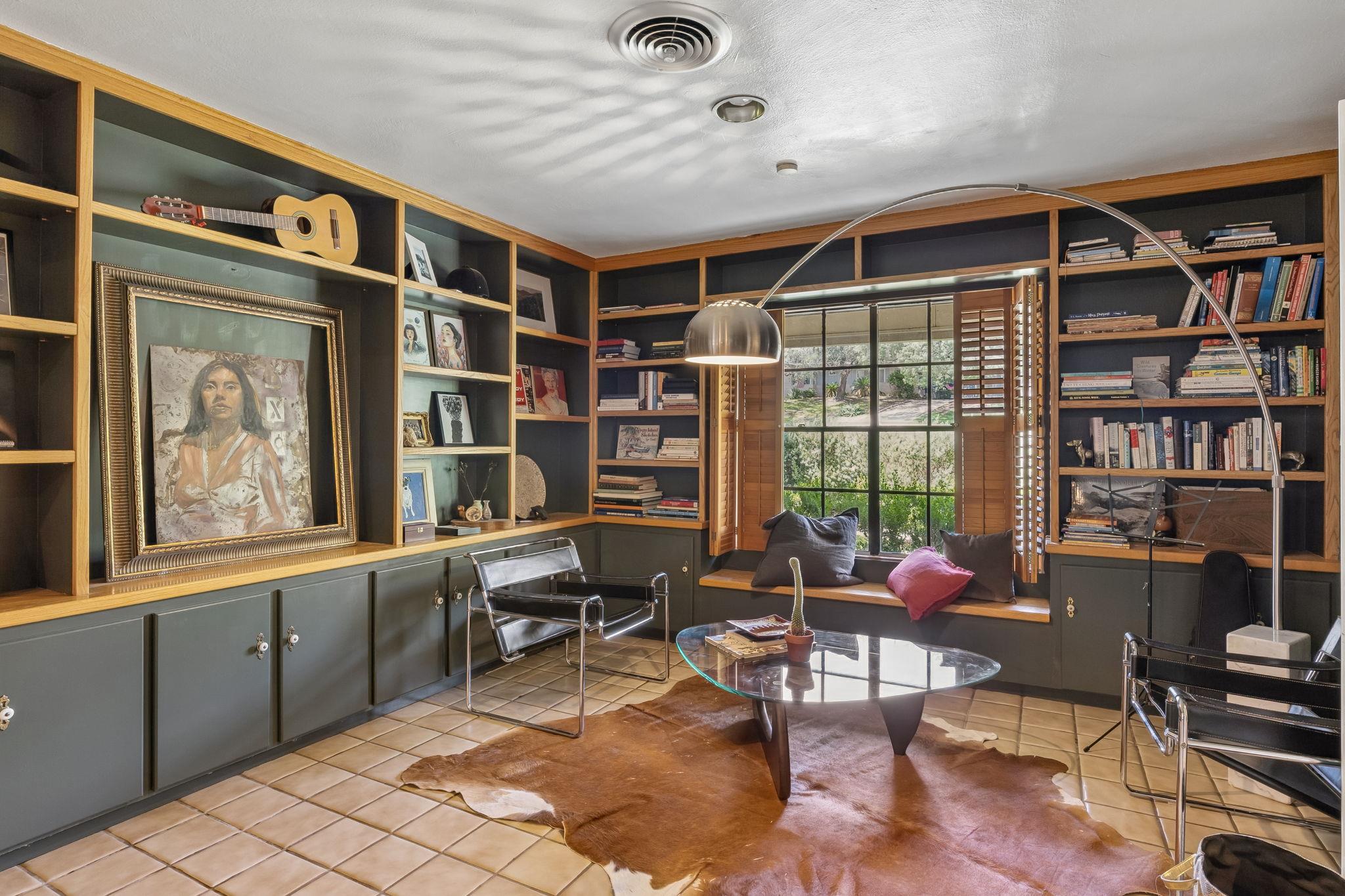 Built-in shelving and window seating create a coz