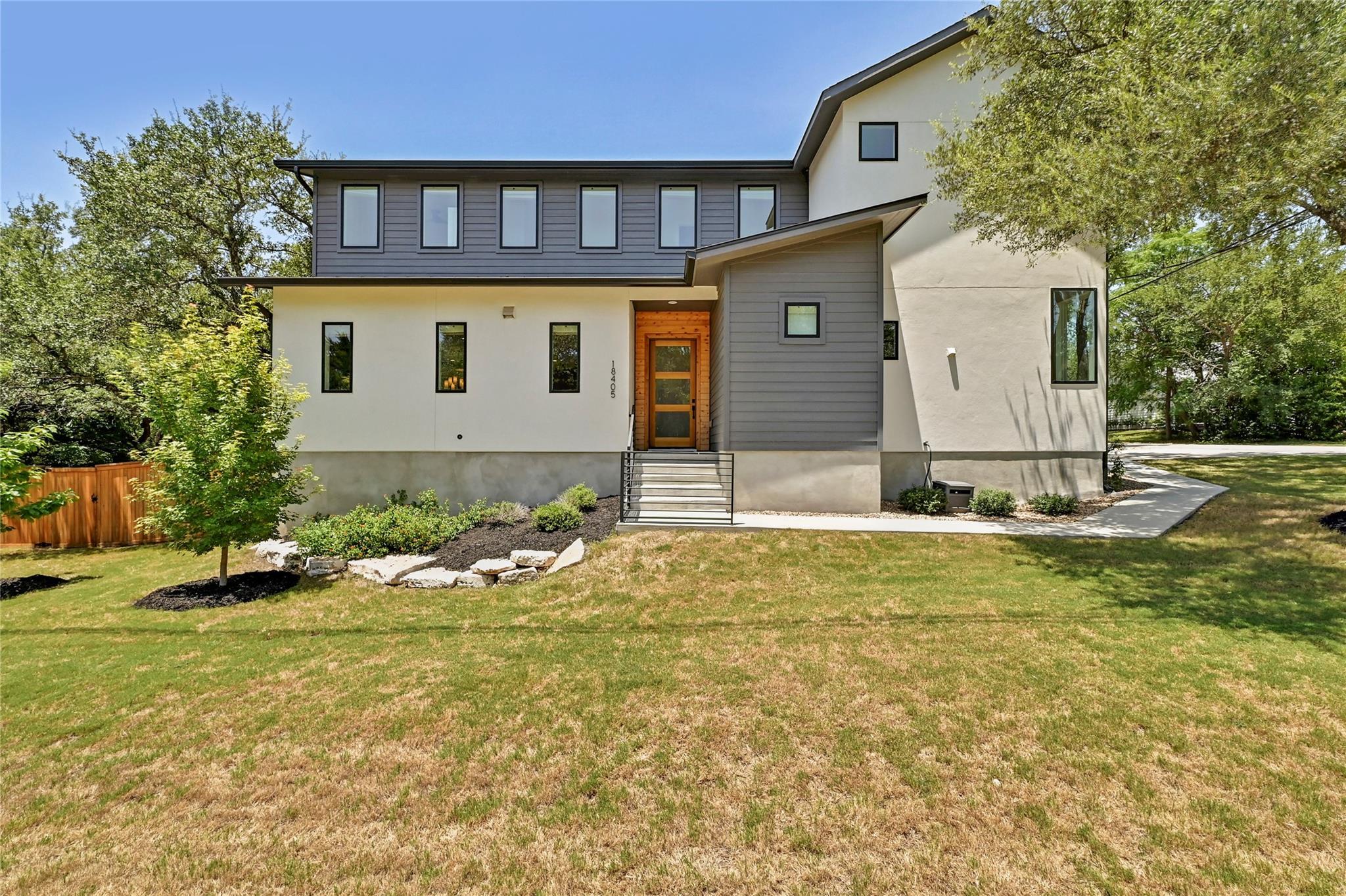 Listing photo 1 of 18405  Georgetown Dr