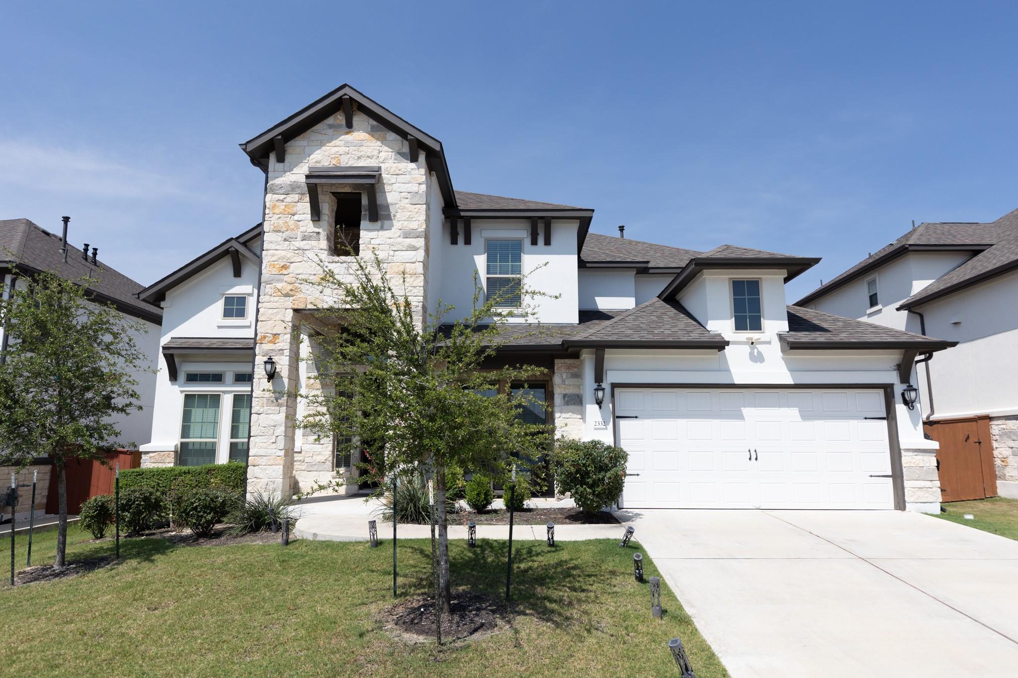 Stone and stucco accents define this inviting mod