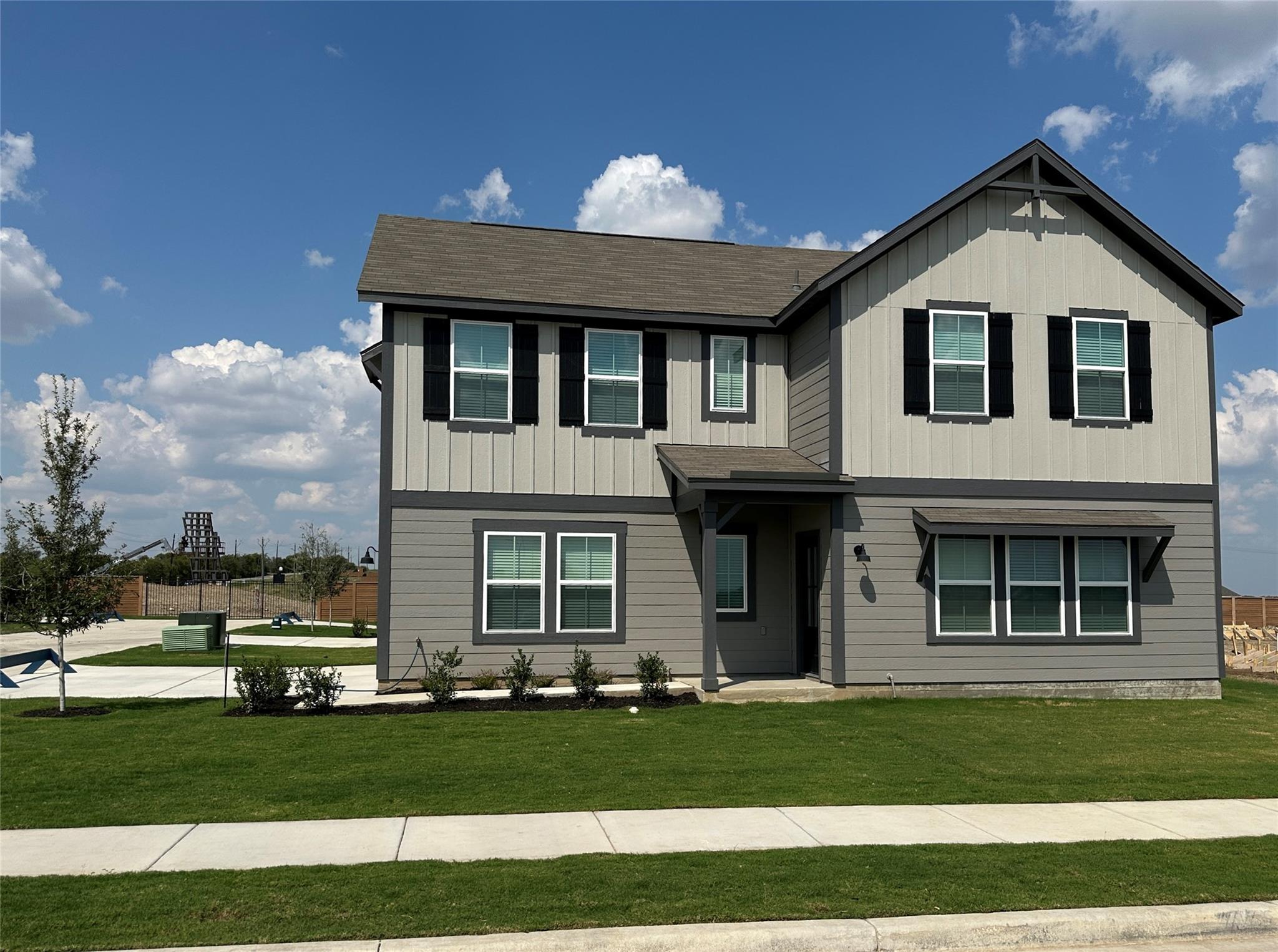 Craftsman inspired home with a front lawn and a s