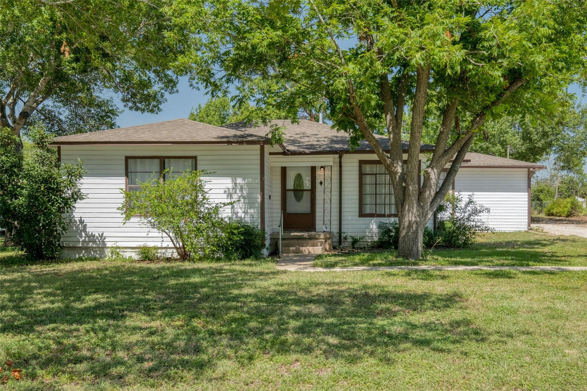 Listing photo 1 of 511  Sloan St