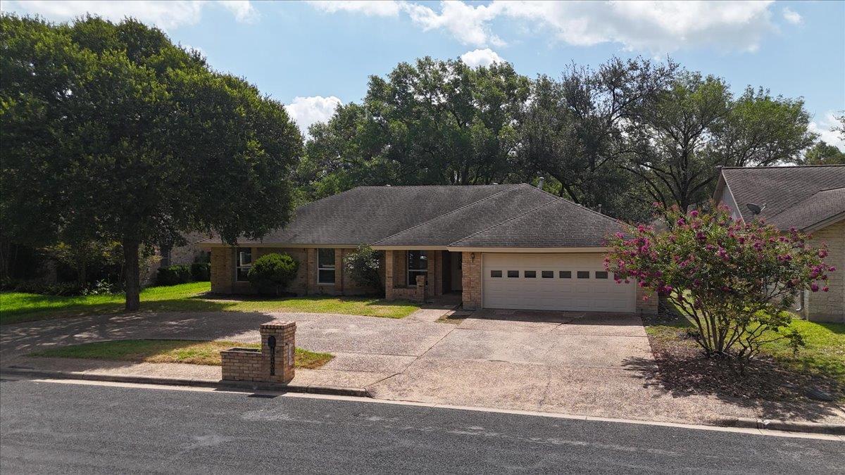 Listing photo 1 of 10403  Pinehurst Dr
