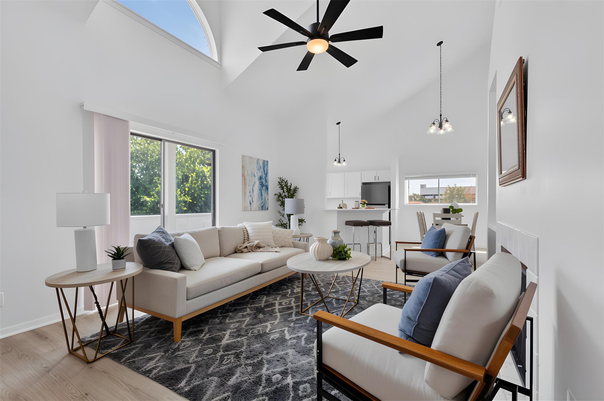 Listing photo 1 of 923 E 41st St  #210