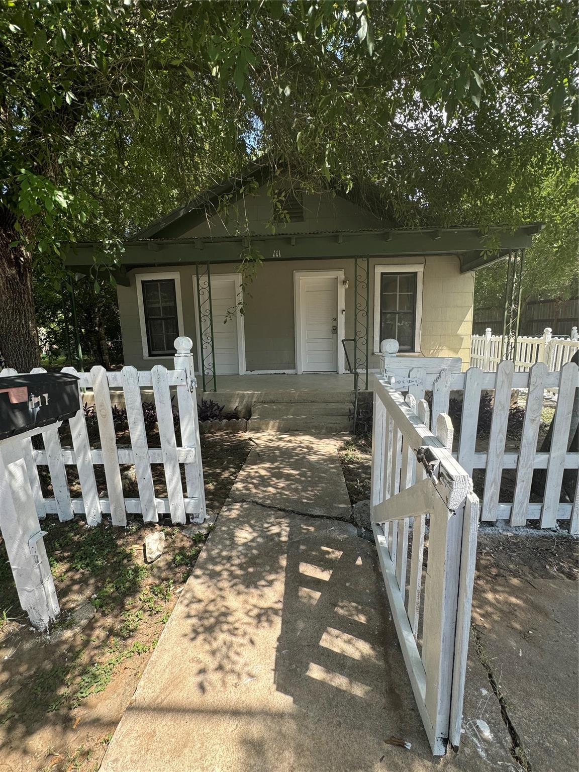 Listing photo 1 of 111  White Oak St