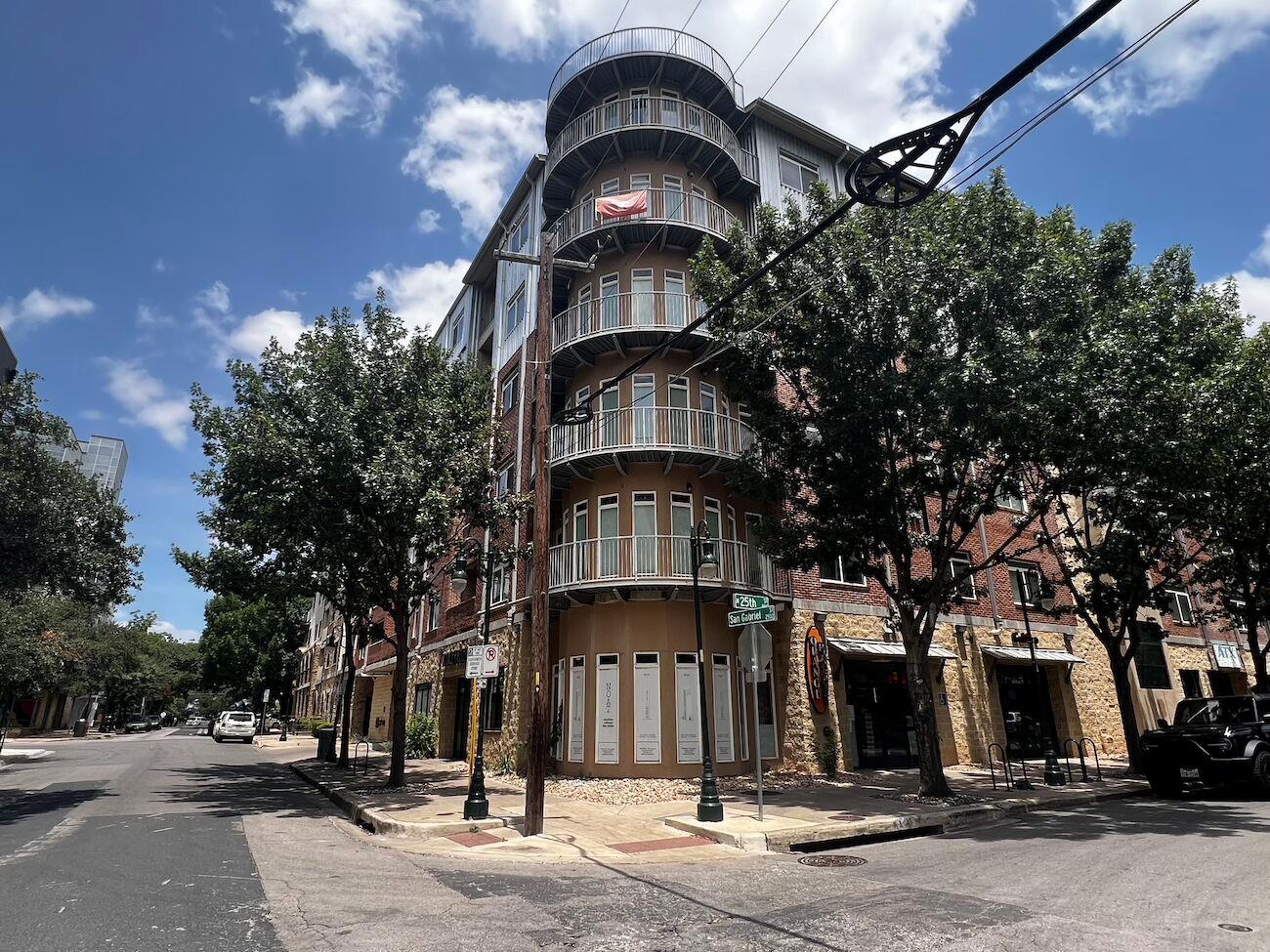 Listing photo 1 of 910 W 25th St  #607
