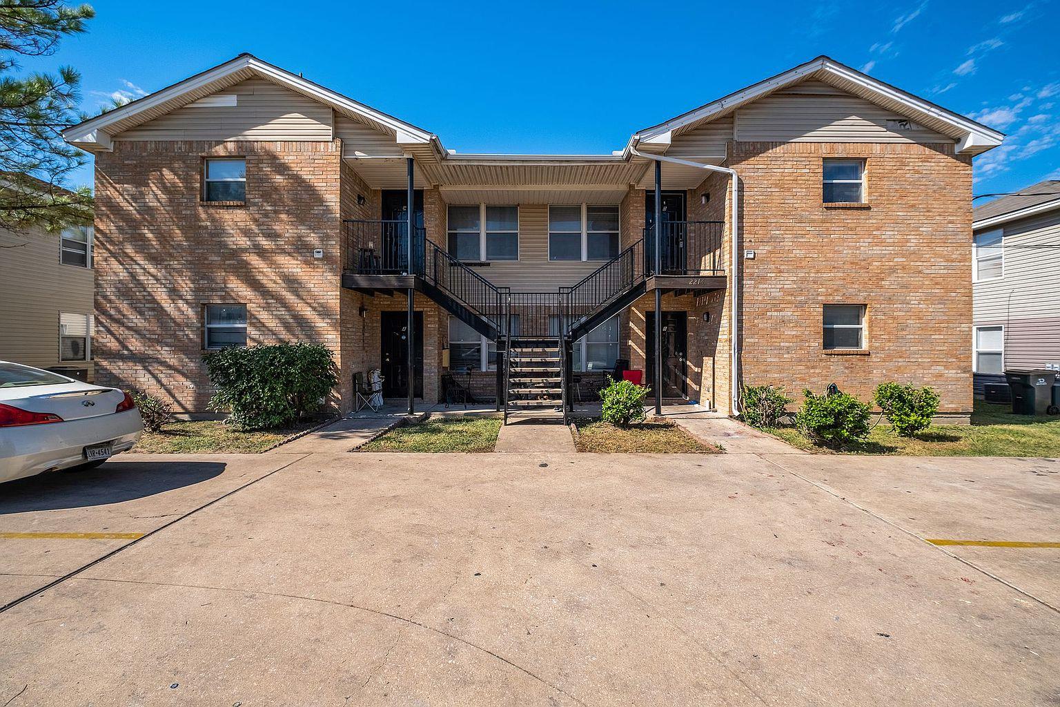 Listing photo 1 of 2214  Katy Ln  #D