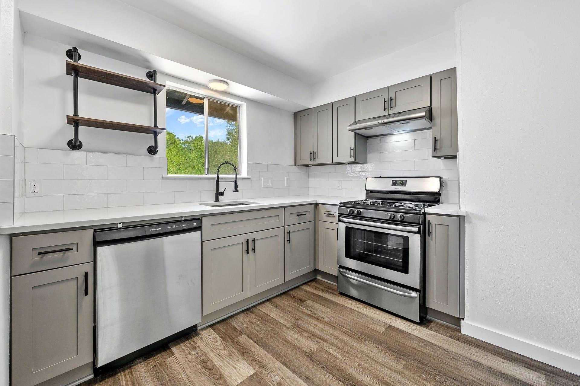 Listing photo 1 of 1706  Elmhurst Dr  #B