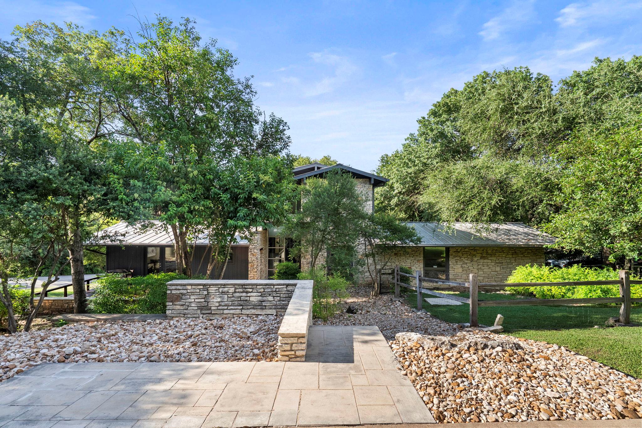 Listing photo 1 of 601  Westwood Ter