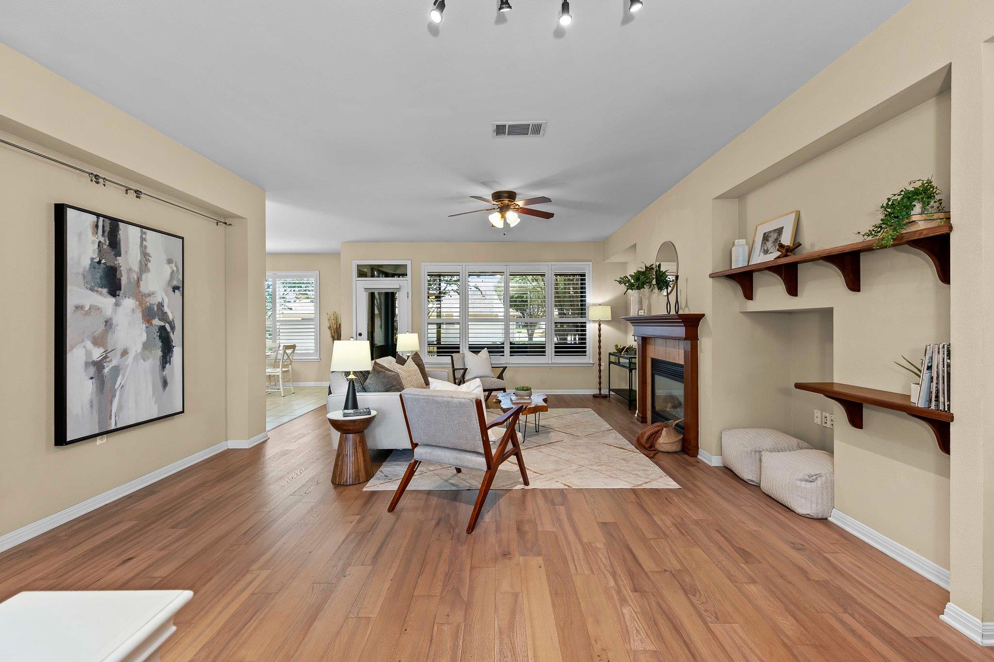 Listing photo 1 of 101  Vinca Dr