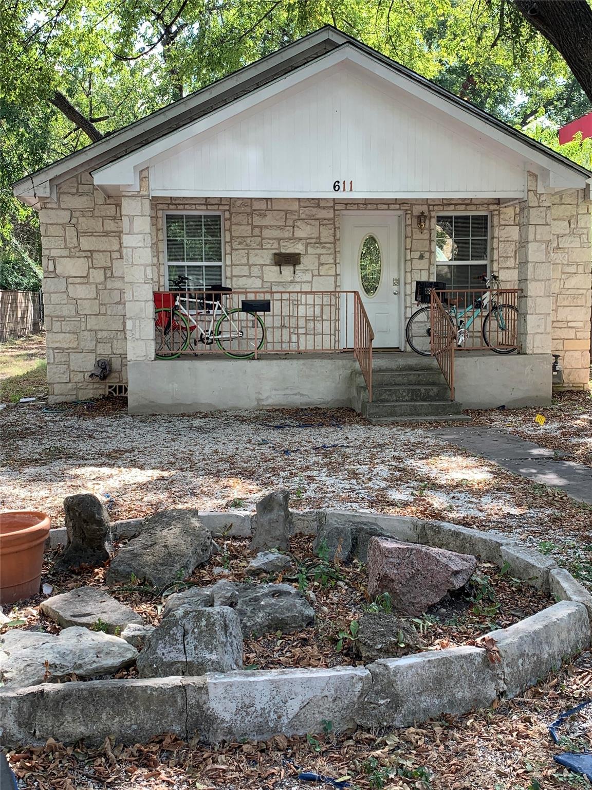 Listing photo 1 of 611 W Live Oak St