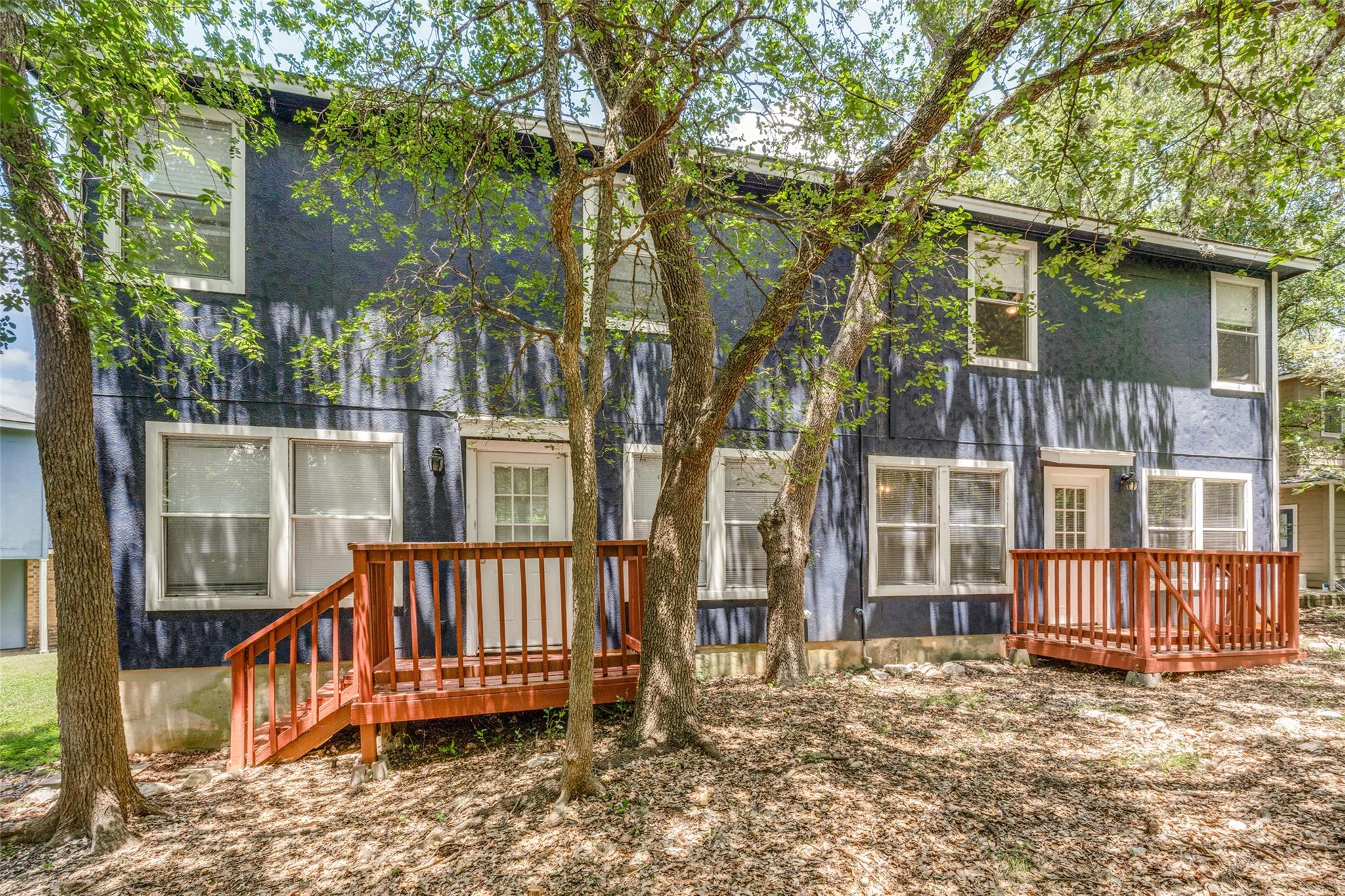 Listing photo 1 of 945-947  Sagewood Trl