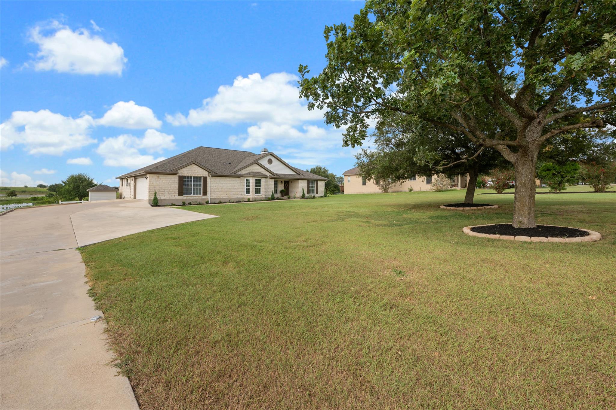 Listing photo 1 of 111  Lookout Cir