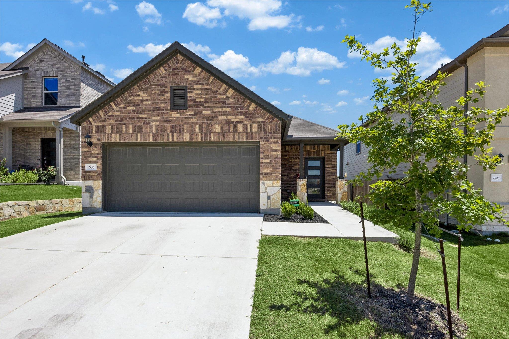 Listing photo 1 of 685  Papaya Dr