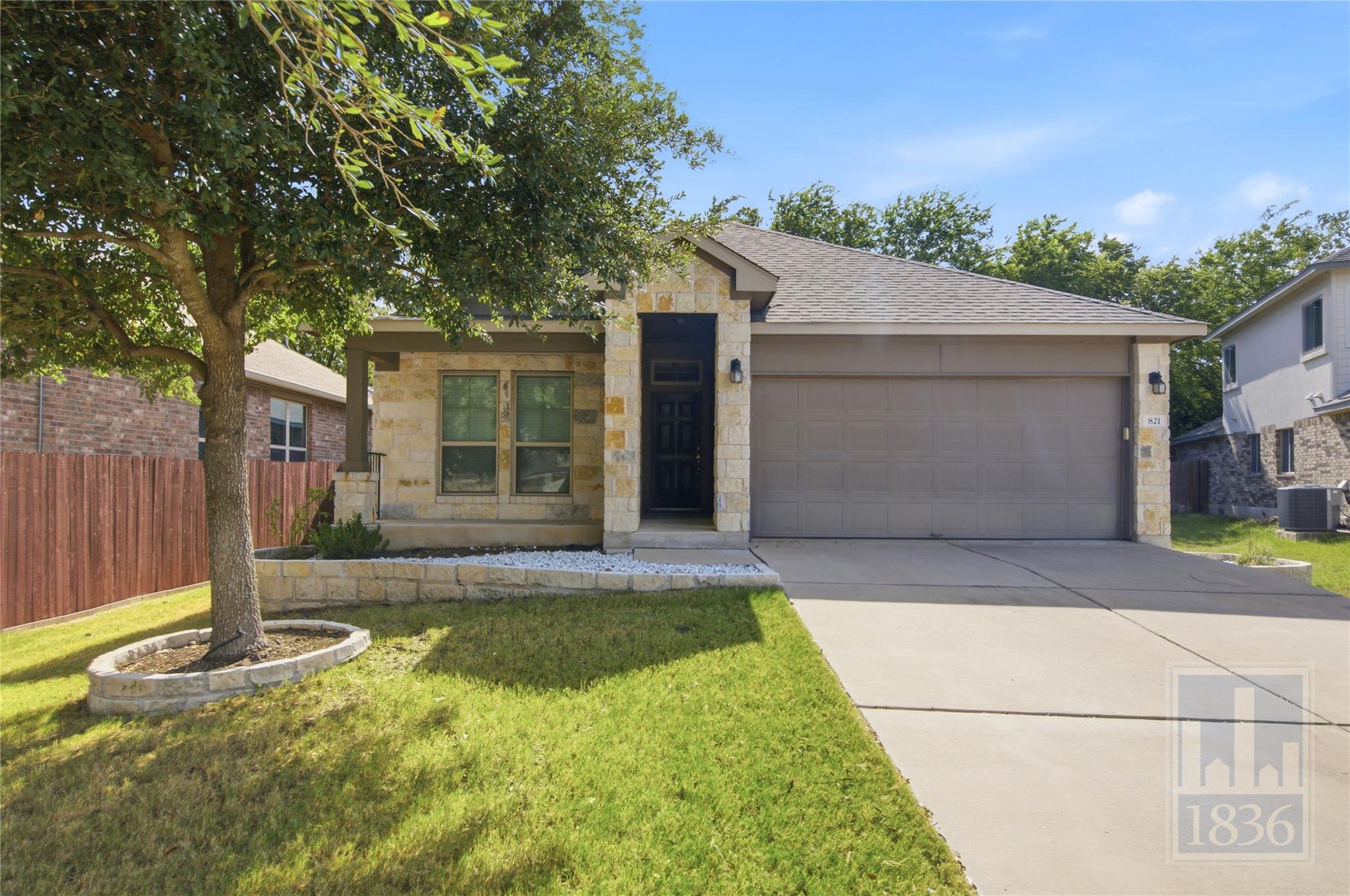 Listing photo 1 of 821  Schefer St