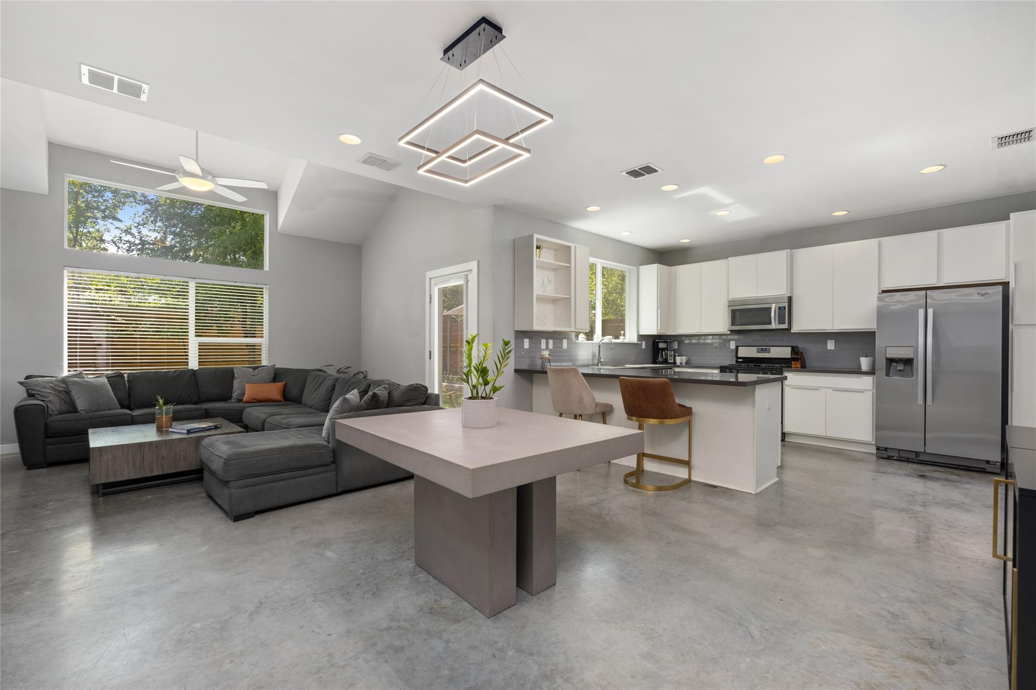 Listing photo 1 of 301  W. Stassney Ln  ##12