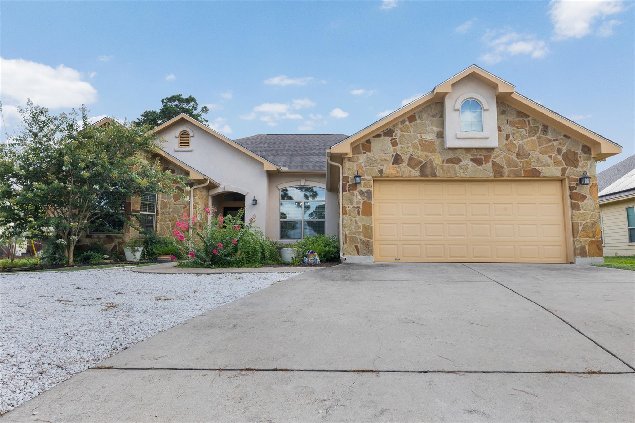 Listing photo 1 of 220  Tahitian Dr
