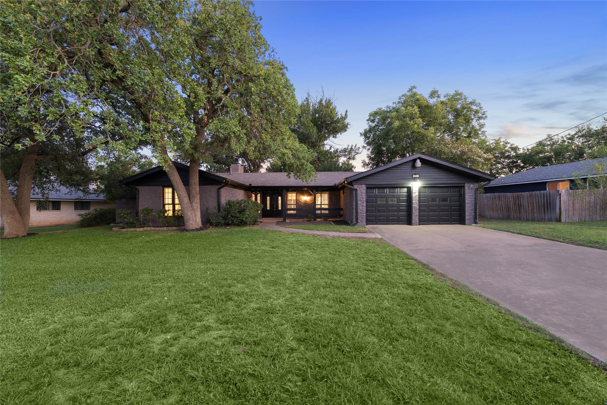 Listing photo 1 of 605  Meadowbrook Dr