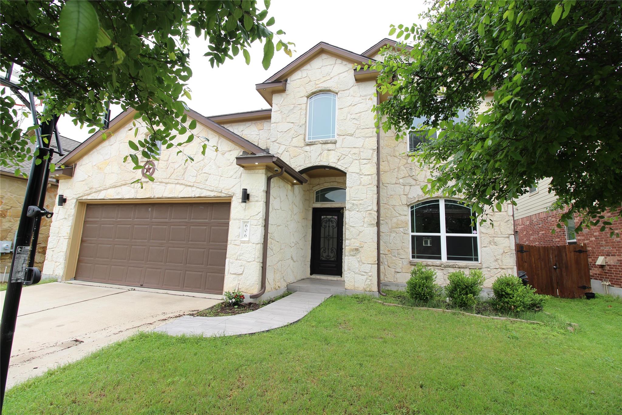 Listing photo 1 of 606  Spanish Mustang Dr