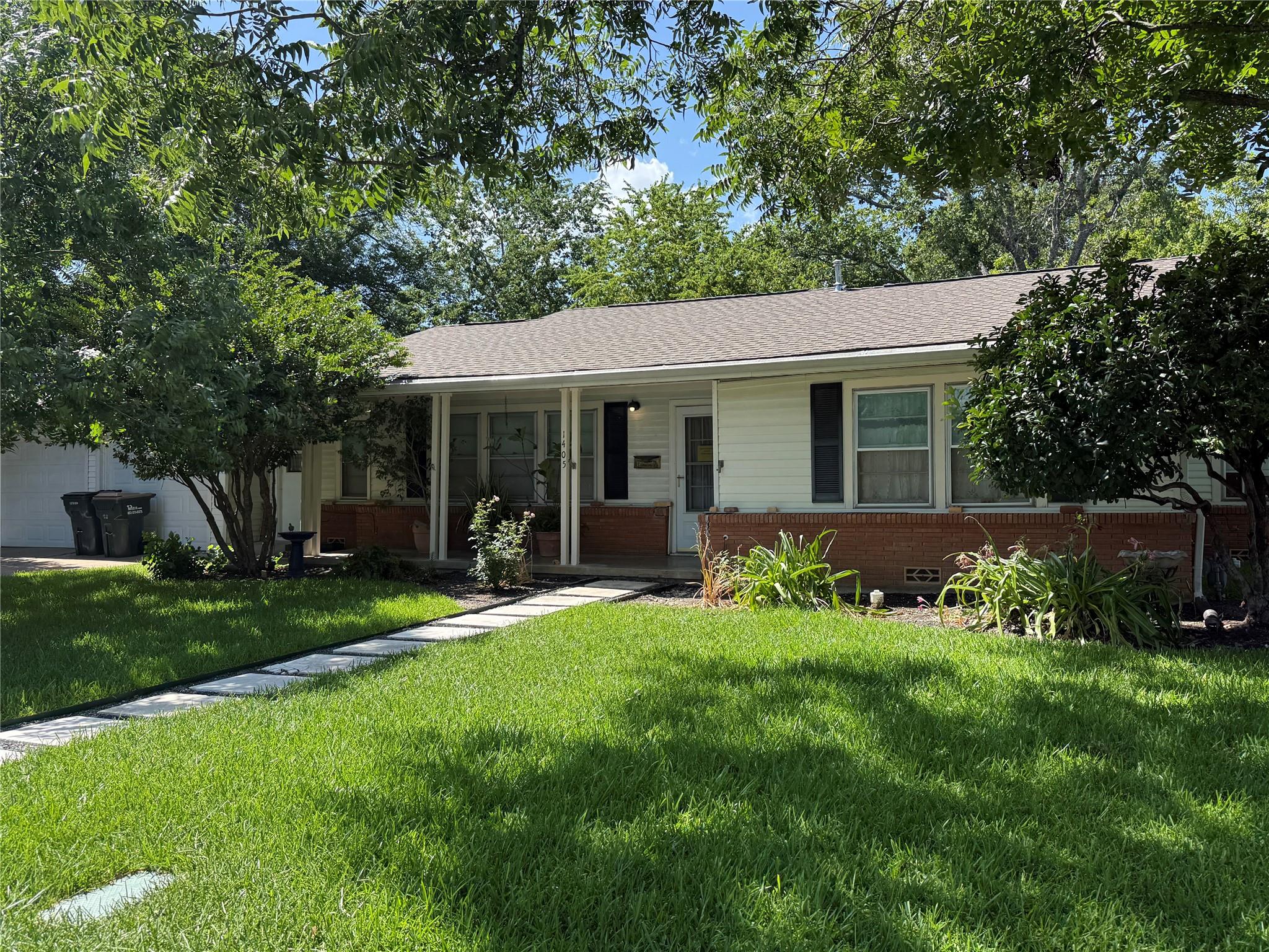 Listing photo 1 of 1405 E 16th St E