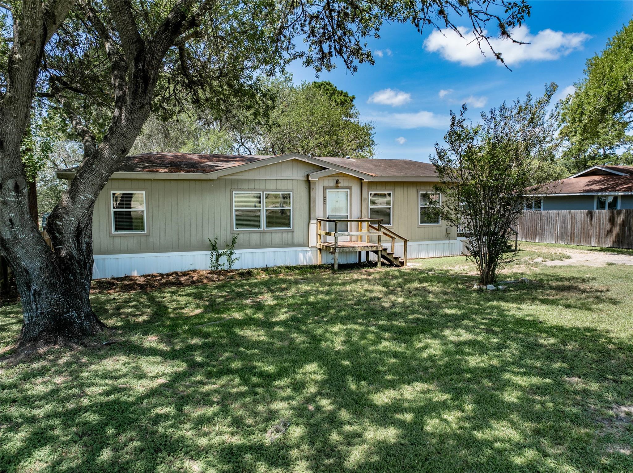 Listing photo 1 of 424  Ellinger Rd