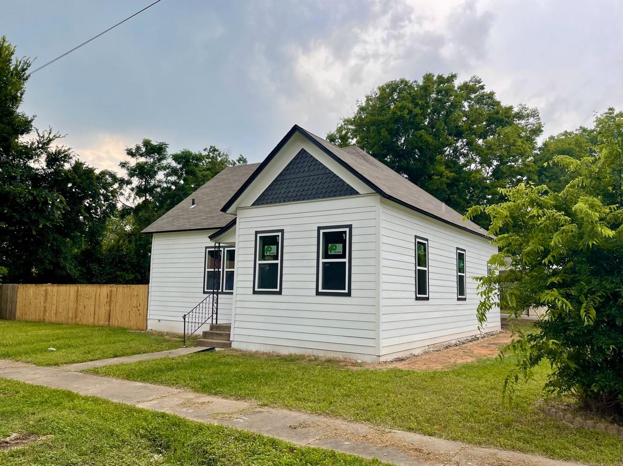 Listing photo 1 of 806  Central Ave