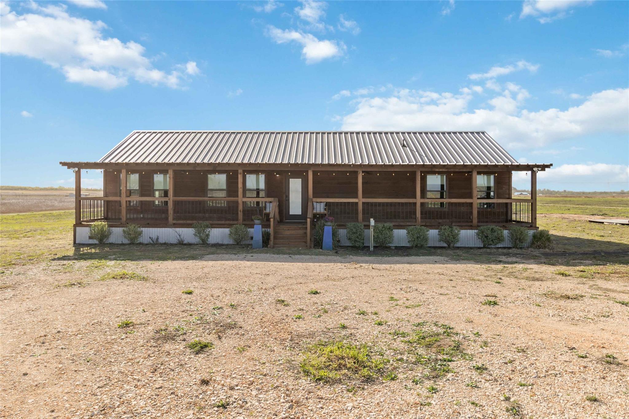 Listing photo 1 of 1591  Scull Rd